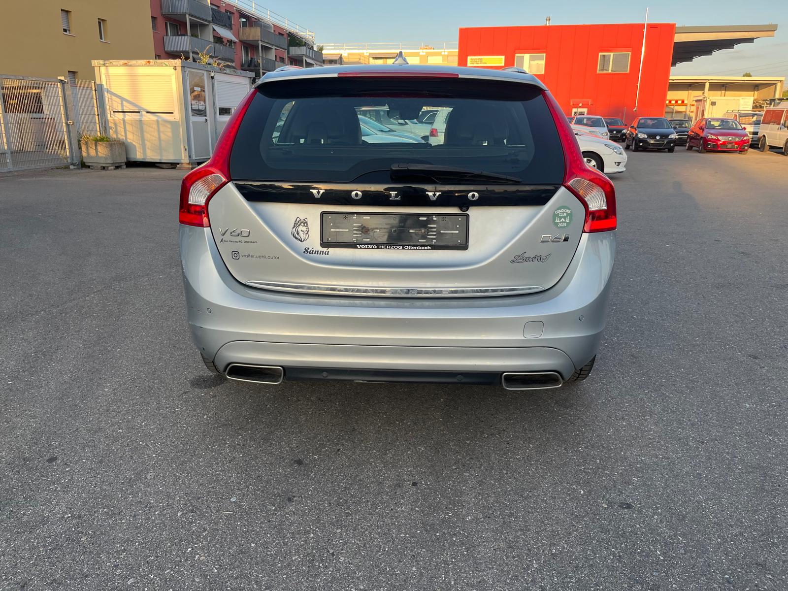 VOLVO V60 D6 AWD Plug-in Hybrid Momentum Dynamic Edition A-image-5
