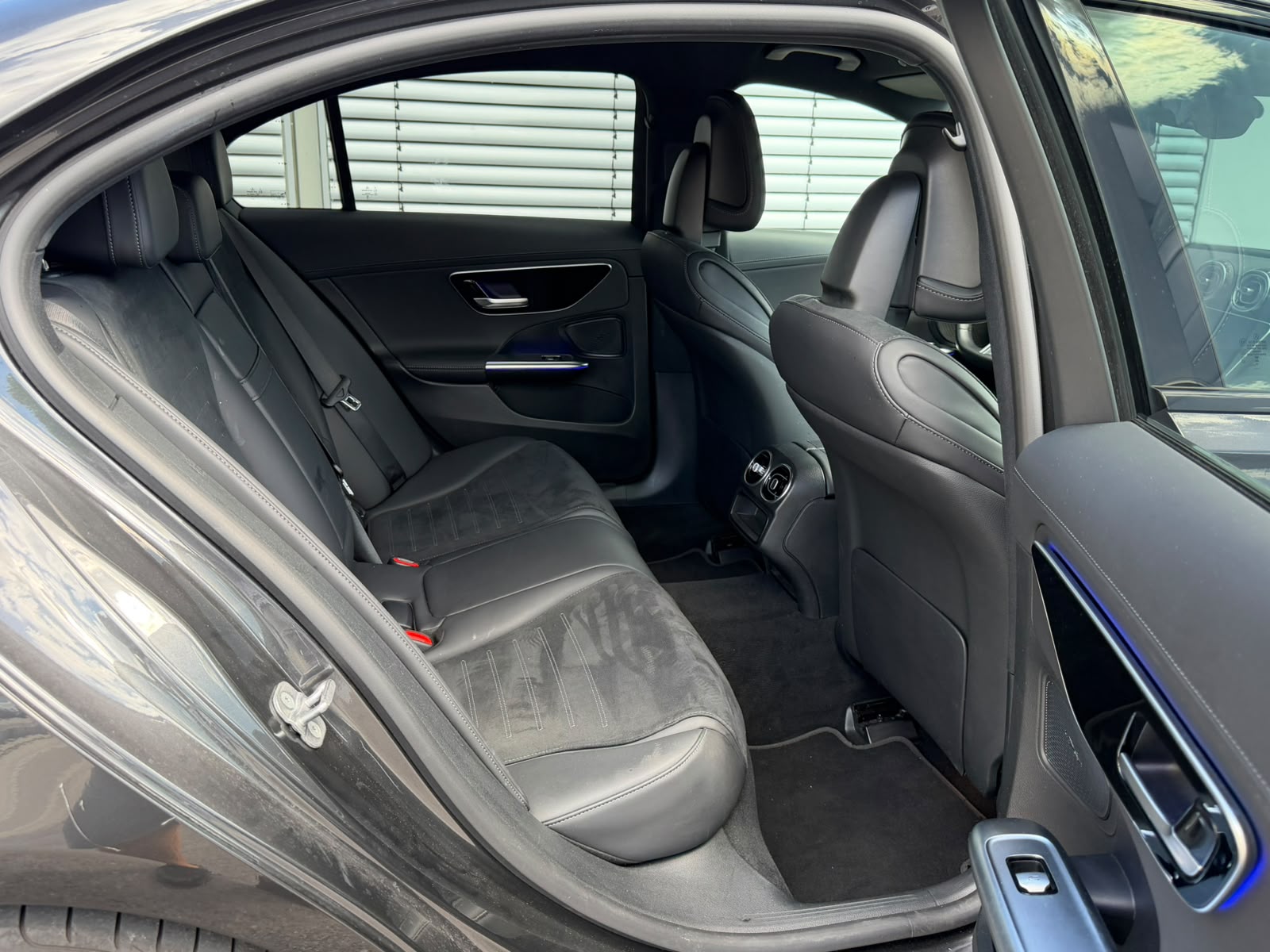 MERCEDES-BENZ C 300 d AMG Line-image-8