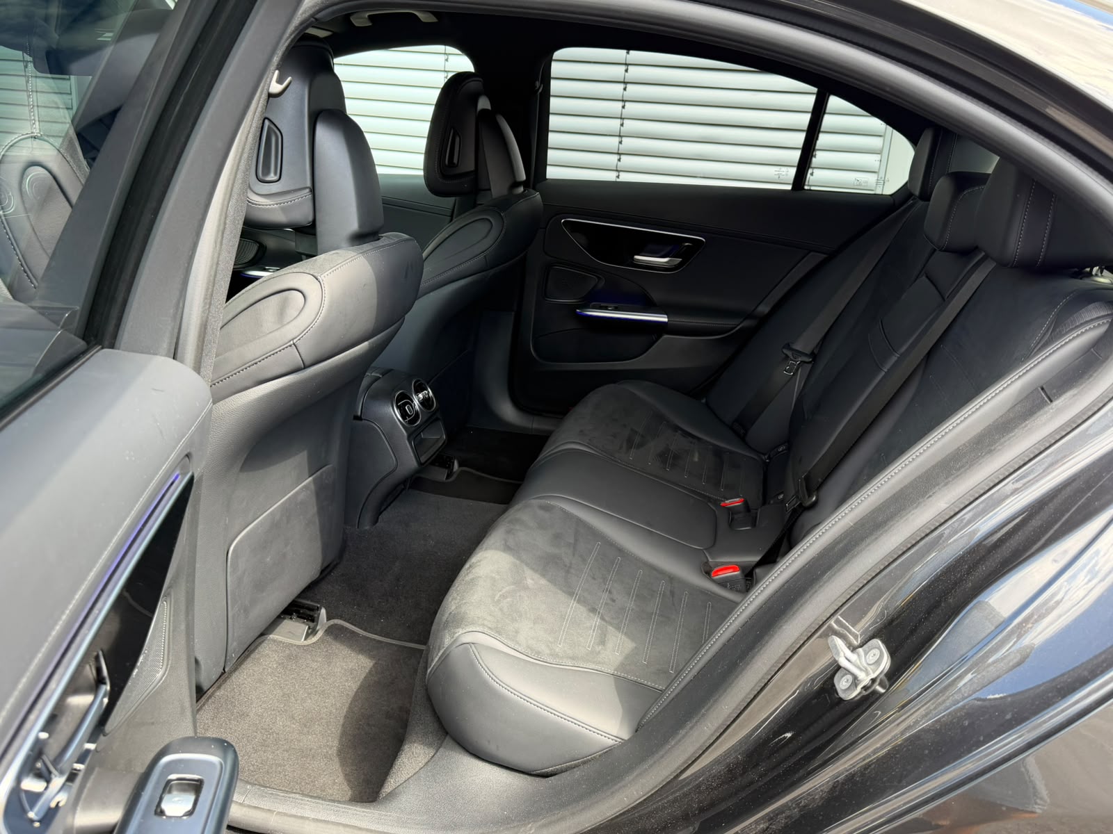 MERCEDES-BENZ C 300 d AMG Line-image-7