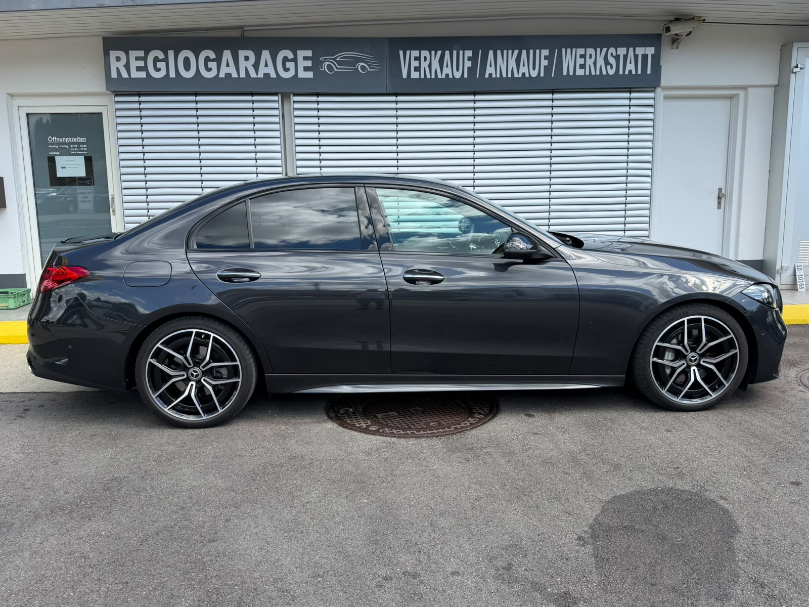 MERCEDES-BENZ C 300 d AMG Line-image-4