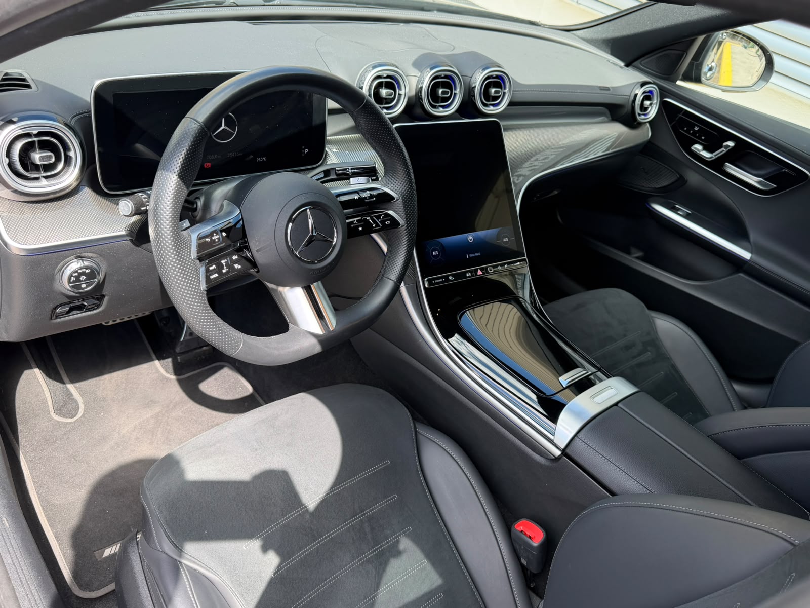 MERCEDES-BENZ C 300 d AMG Line-image-5