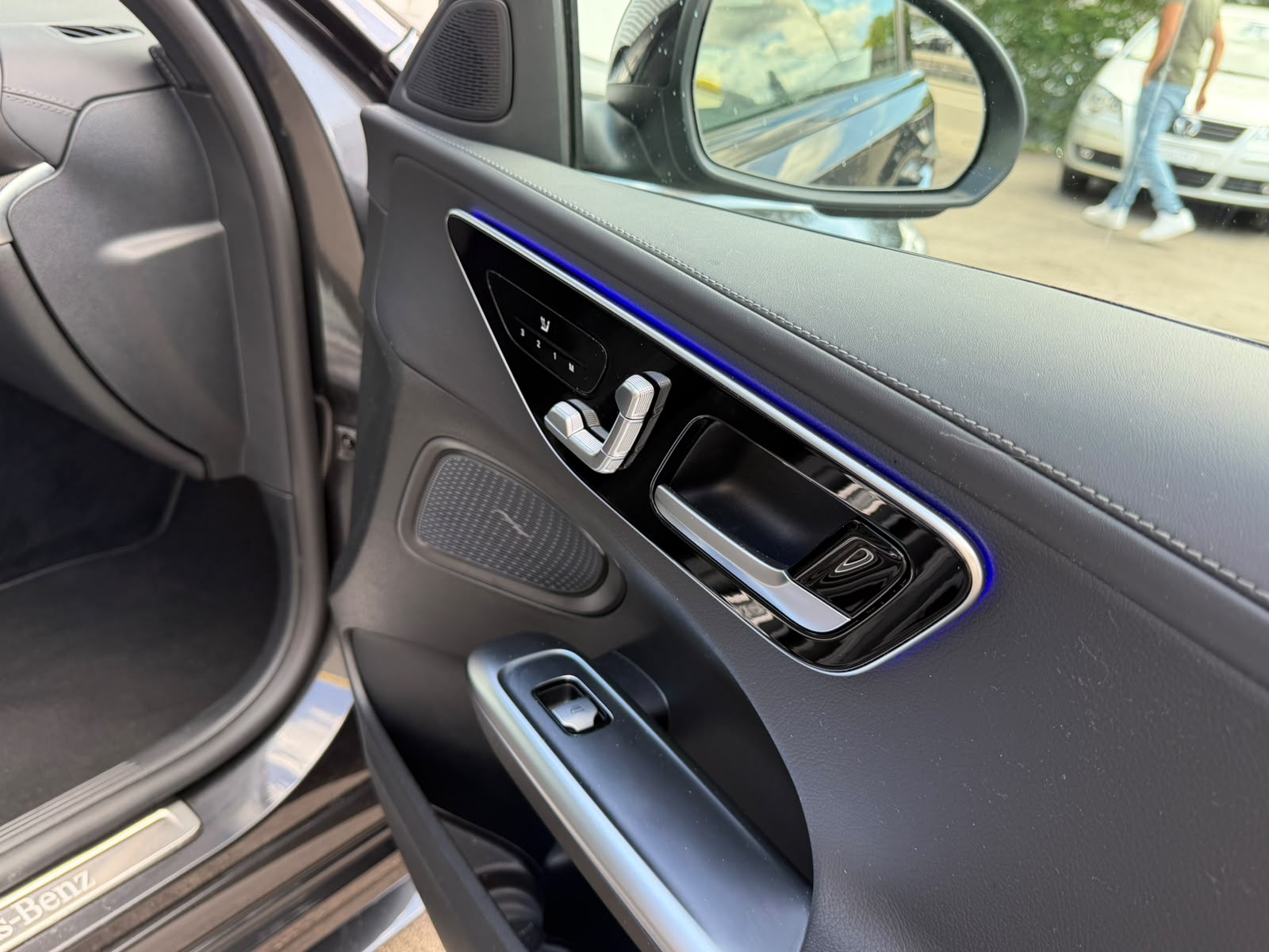 MERCEDES-BENZ C 300 d AMG Line-image-11