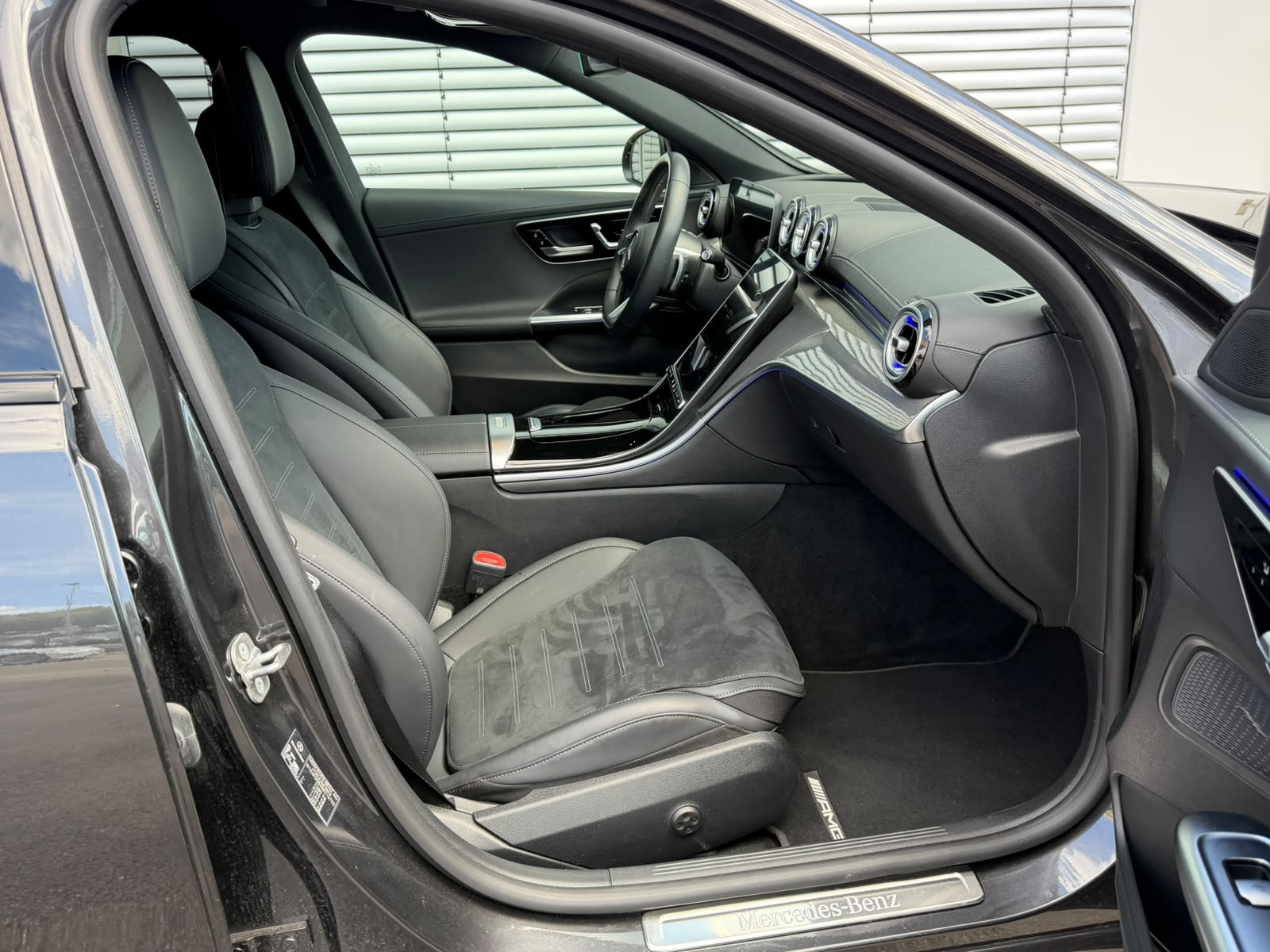 MERCEDES-BENZ C 300 d AMG Line-image-10
