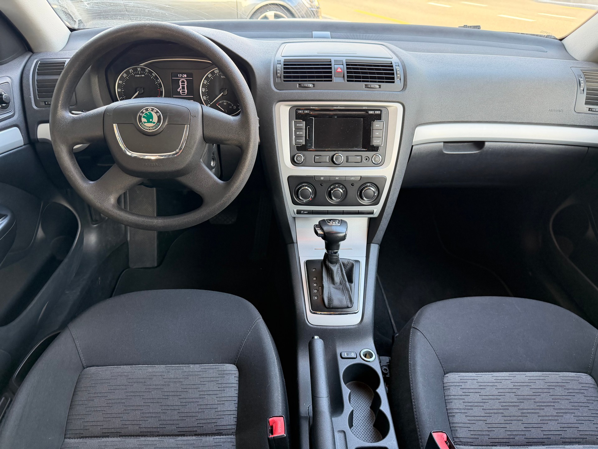 SKODA Octavia Combi 1.6 TDI Ambiente DSG-image-6