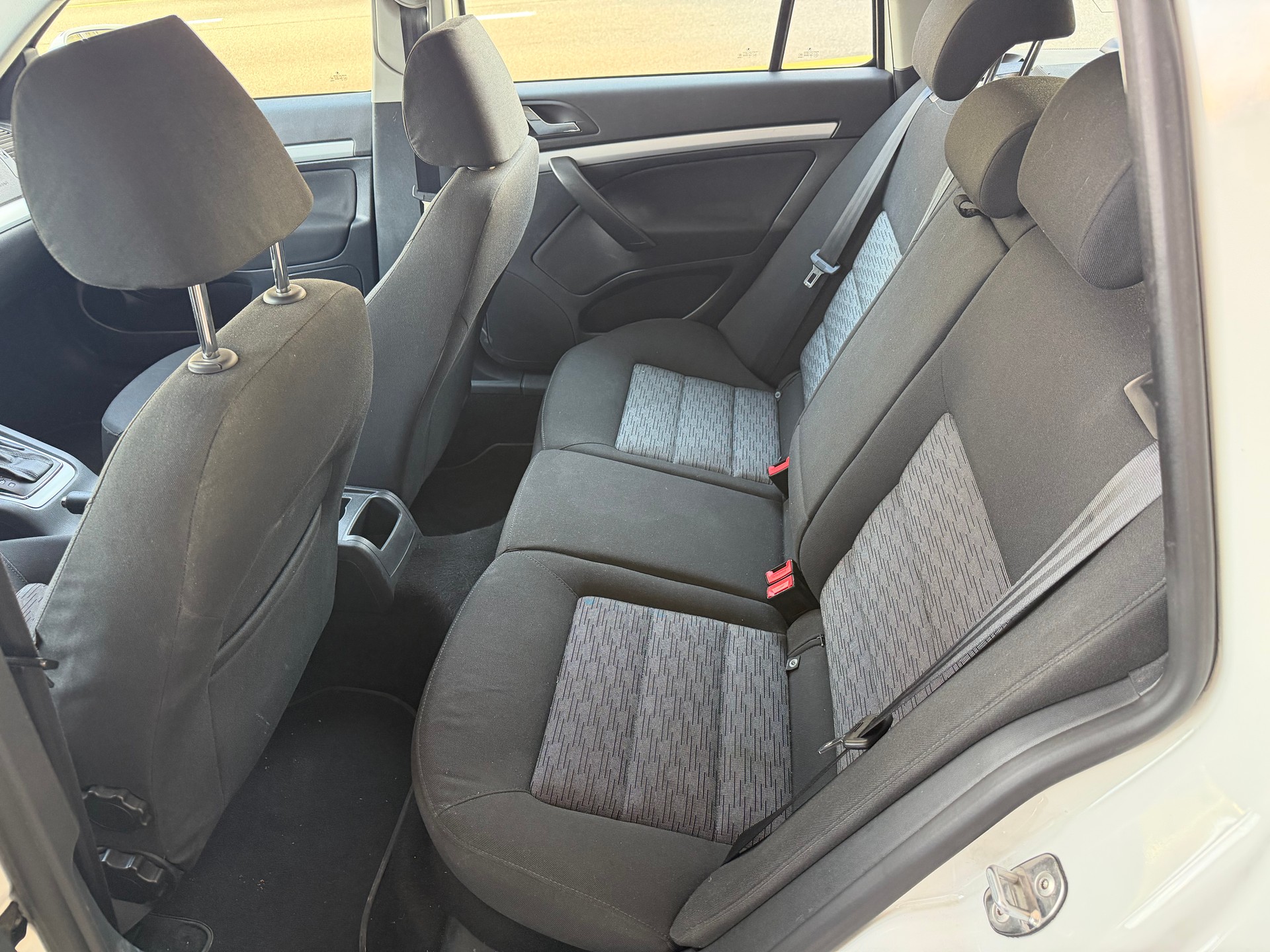 SKODA Octavia Combi 1.6 TDI Ambiente DSG-image-8