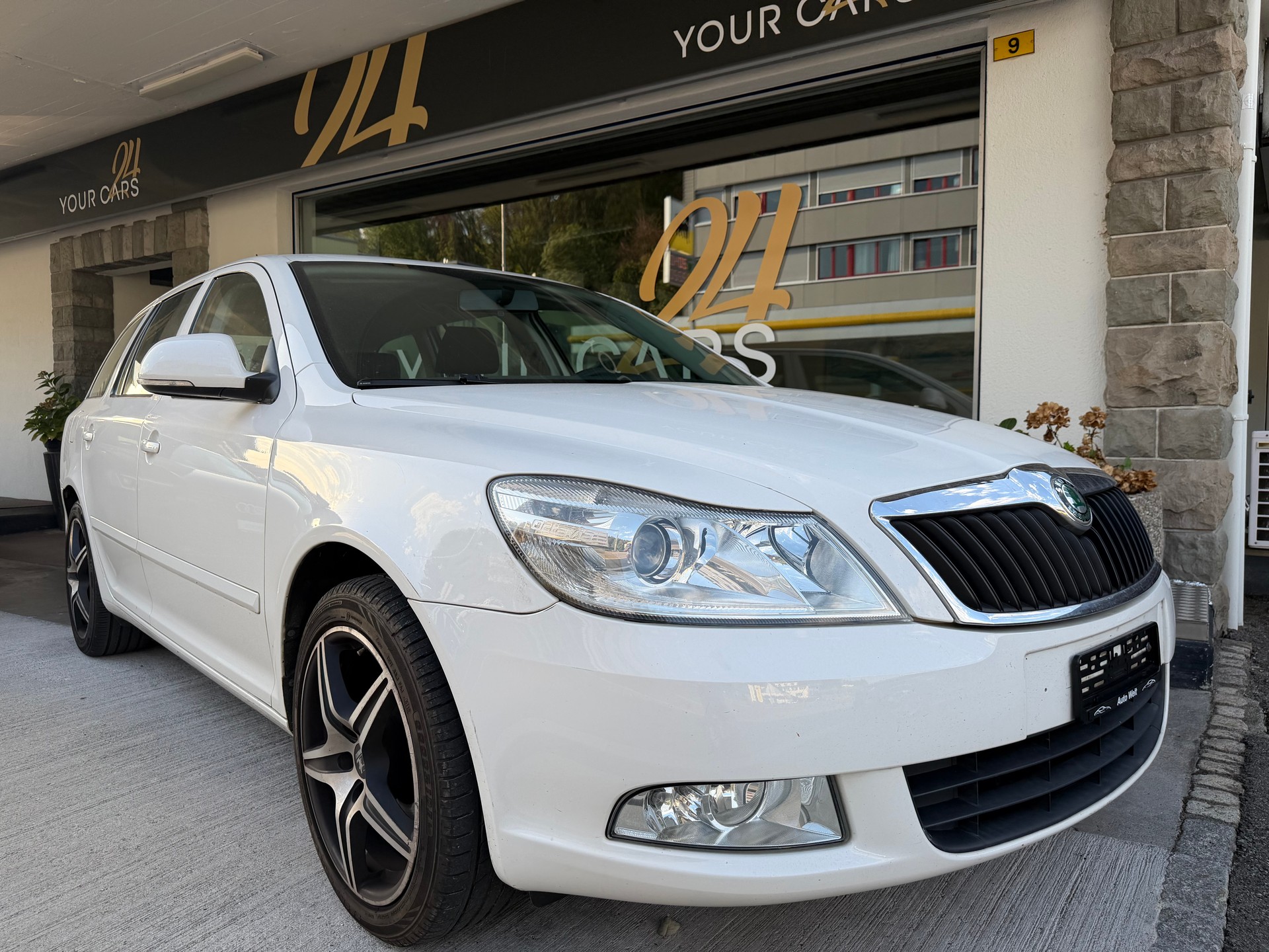 SKODA Octavia Combi 1.6 TDI Ambiente DSG-image-2