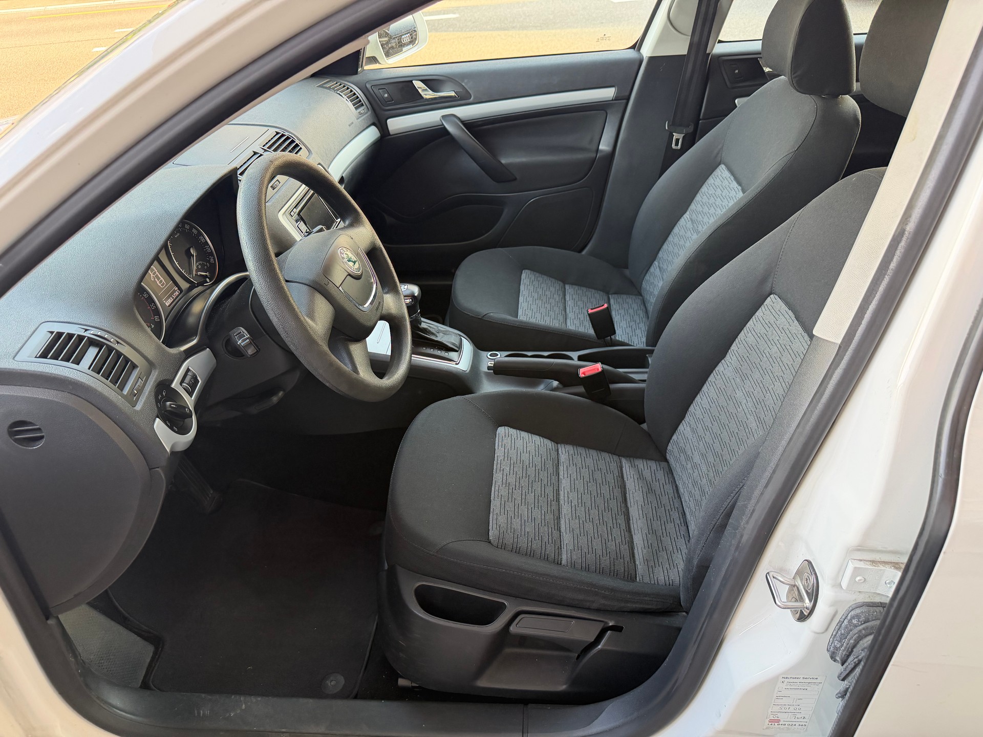 SKODA Octavia Combi 1.6 TDI Ambiente DSG-image-7