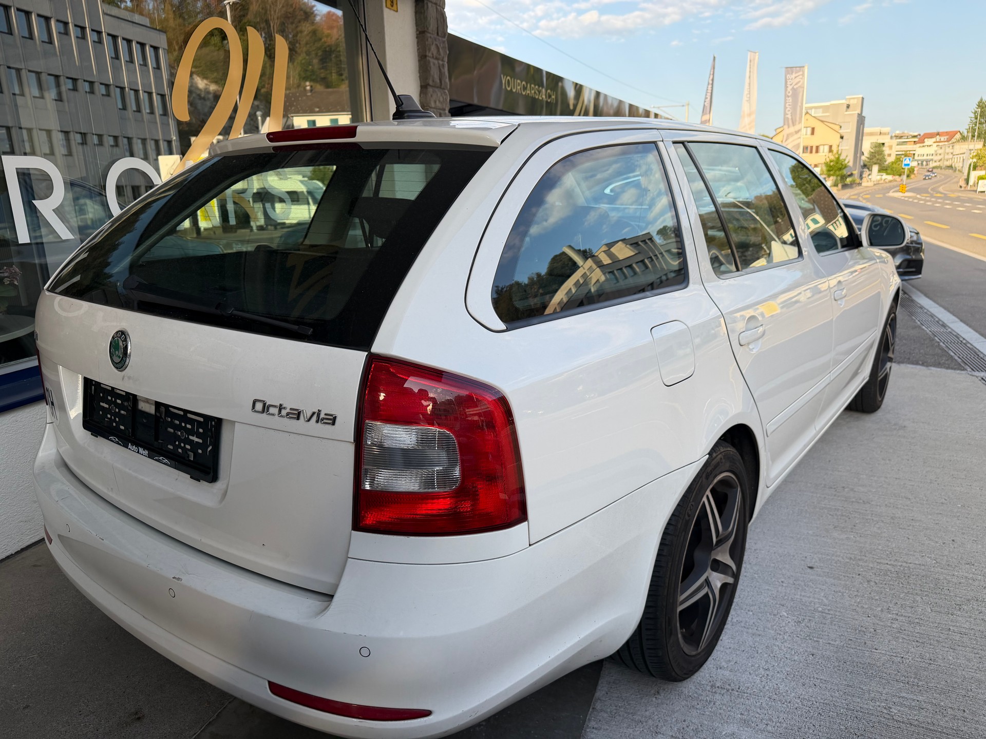 SKODA Octavia Combi 1.6 TDI Ambiente DSG-image-4