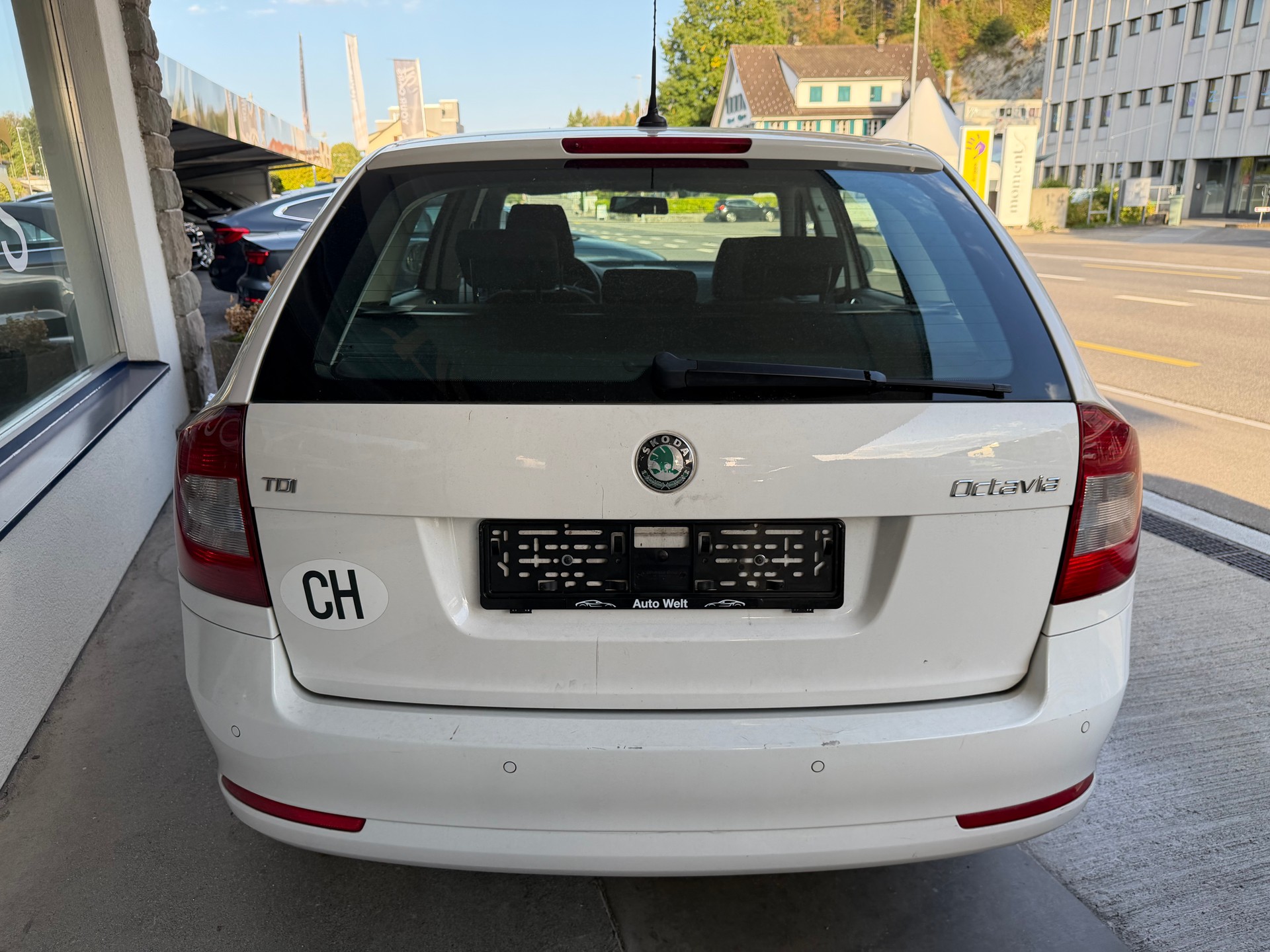 SKODA Octavia Combi 1.6 TDI Ambiente DSG-image-5