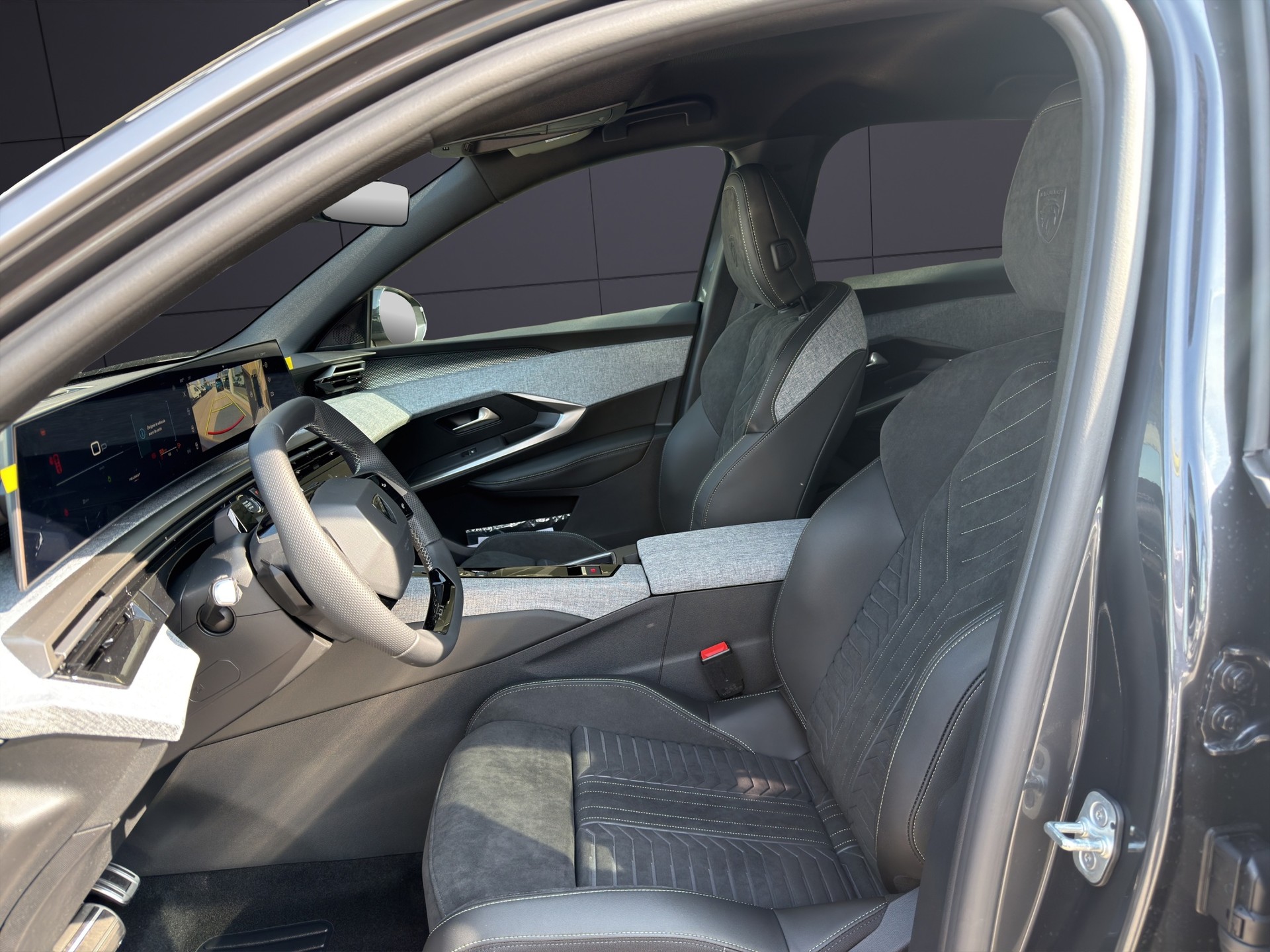 PEUGEOT 3008 1.2 MHEV GT Exclusive-image-5