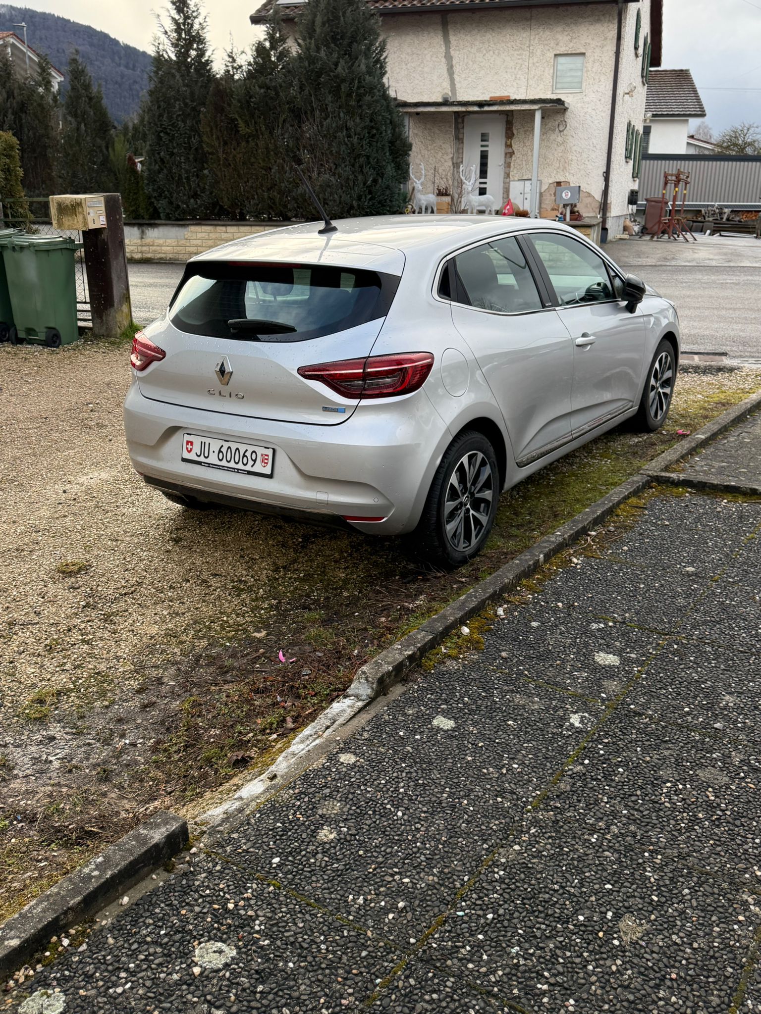 RENAULT Clio 1.6 E-Tech Intens-image-1
