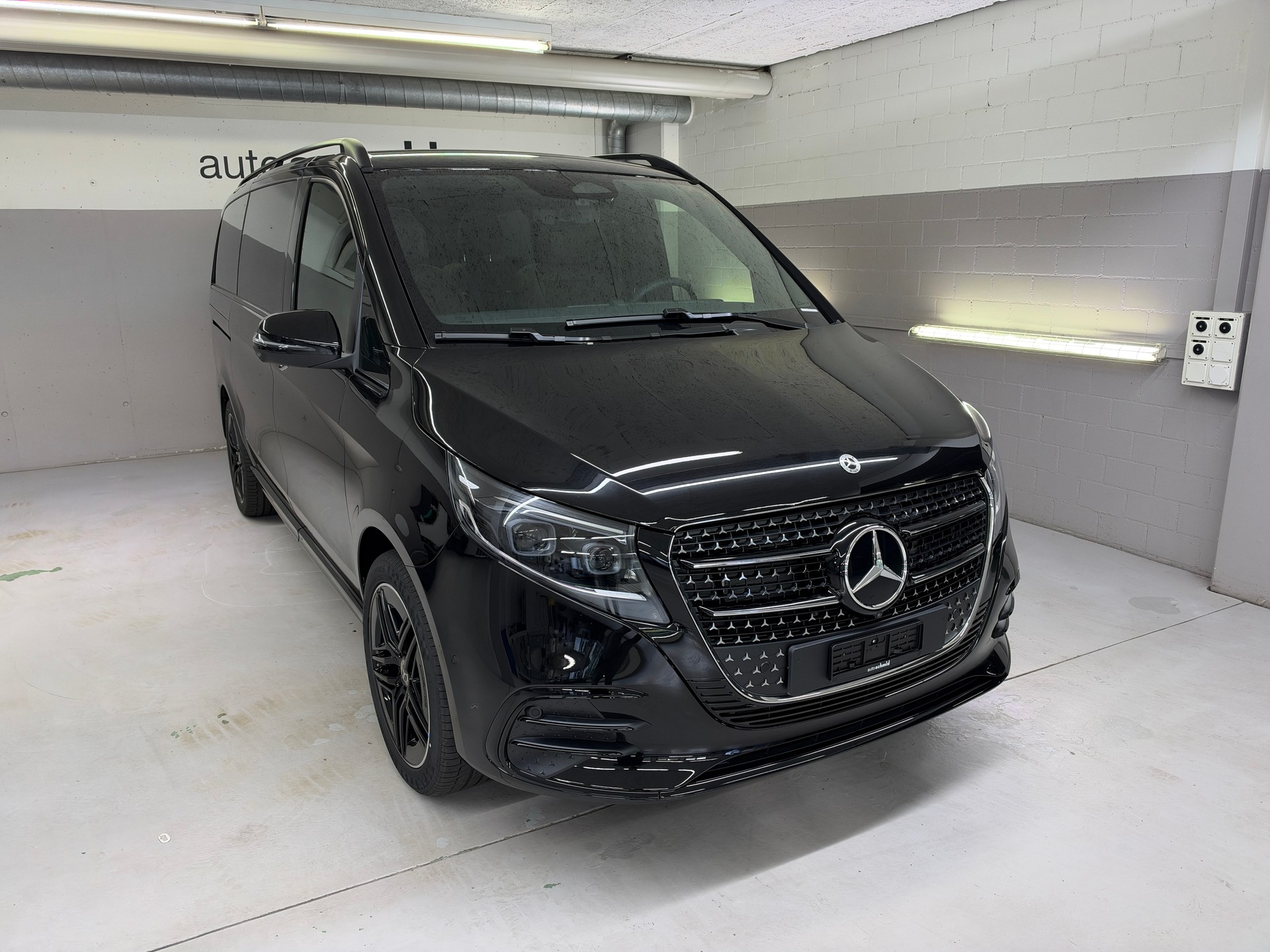 MERCEDES-BENZ V 300 d 4MATIC EXCLUSIVE Swiss Edition 3200mm L-showroom-element-1