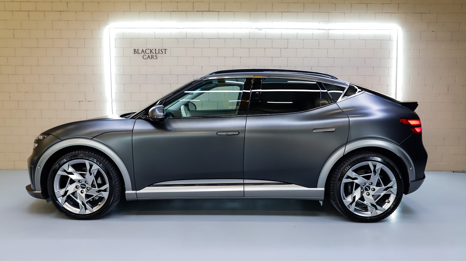 GENESIS GV60 77.4 kWh Sport Plus AWD * Makalu Gray Matt *-image-3