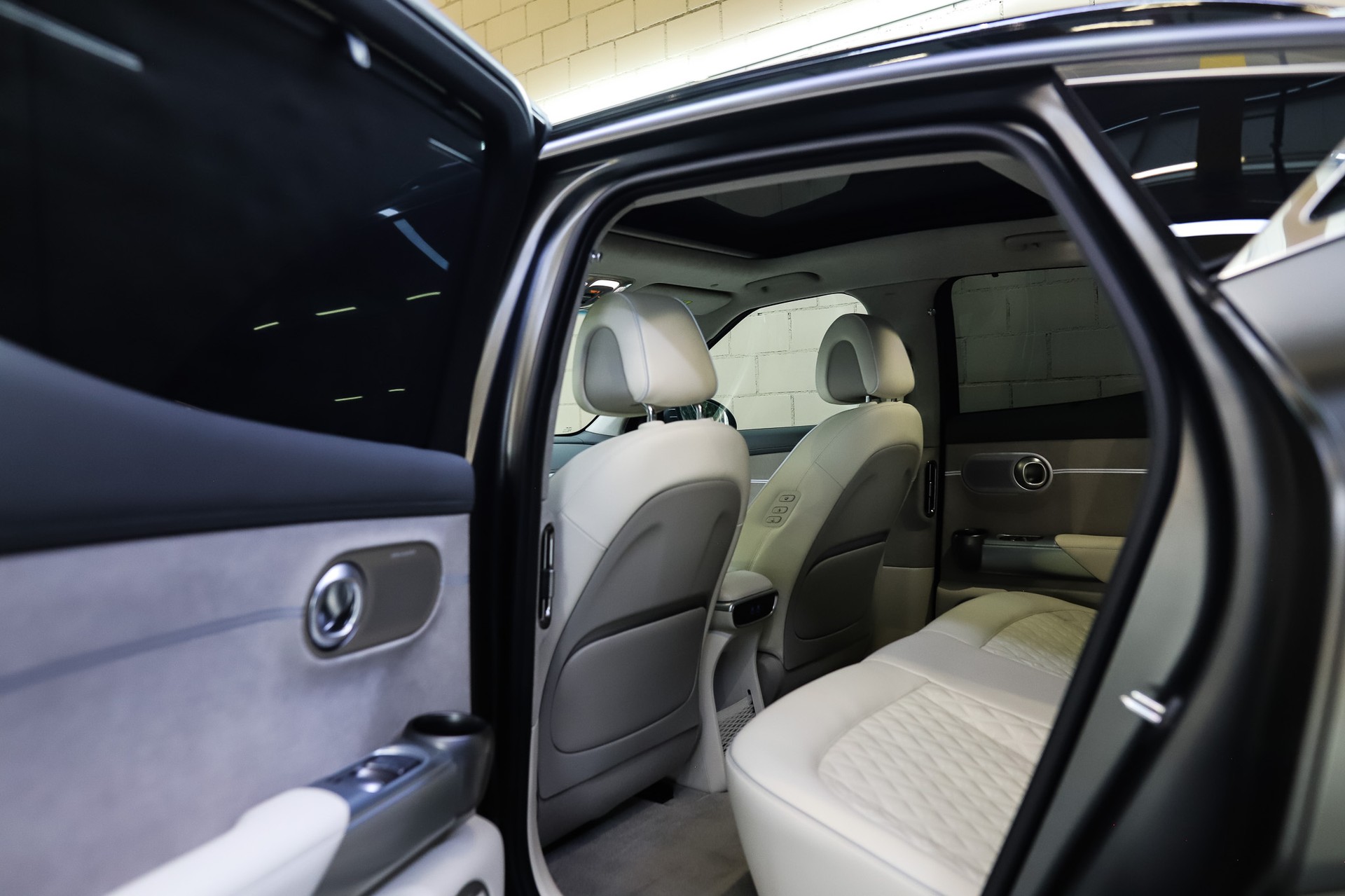 GENESIS GV60 77.4 kWh Sport Plus AWD * Makalu Gray Matt *-image-16
