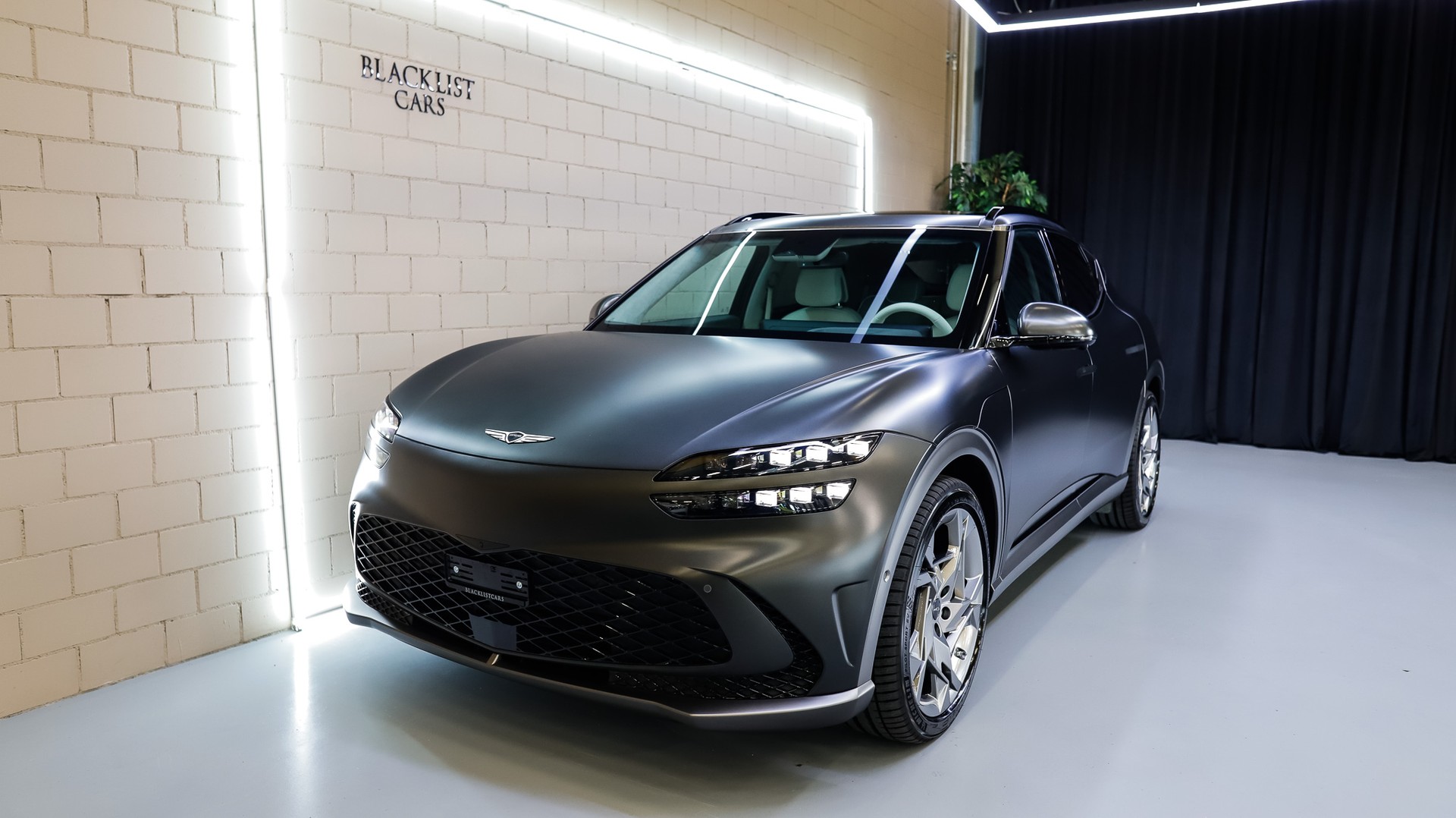 GENESIS GV60 77.4 kWh Sport Plus AWD * Makalu Gray Matt *-image-1