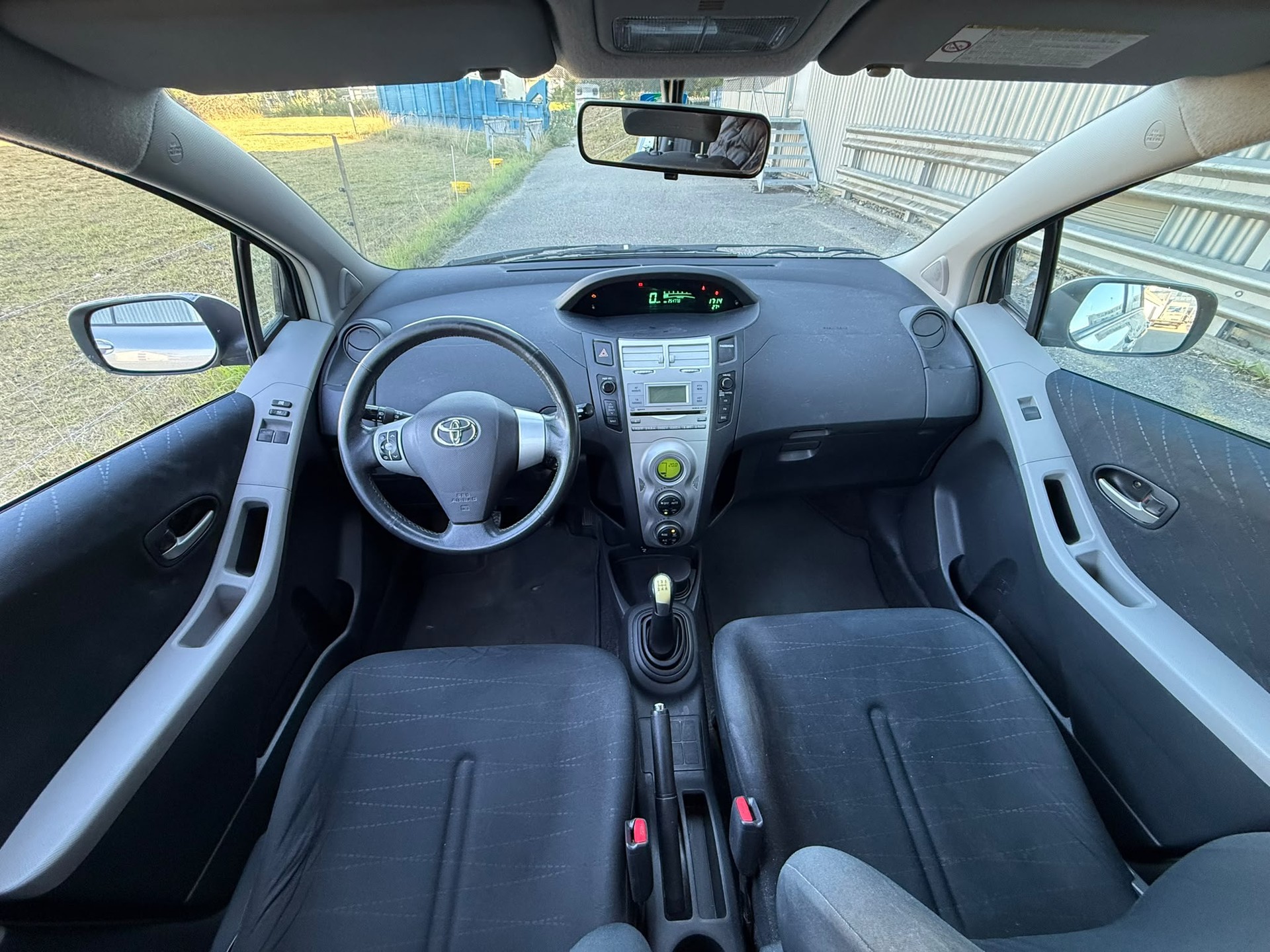TOYOTA Yaris 1.3 Linea Sol-image-5