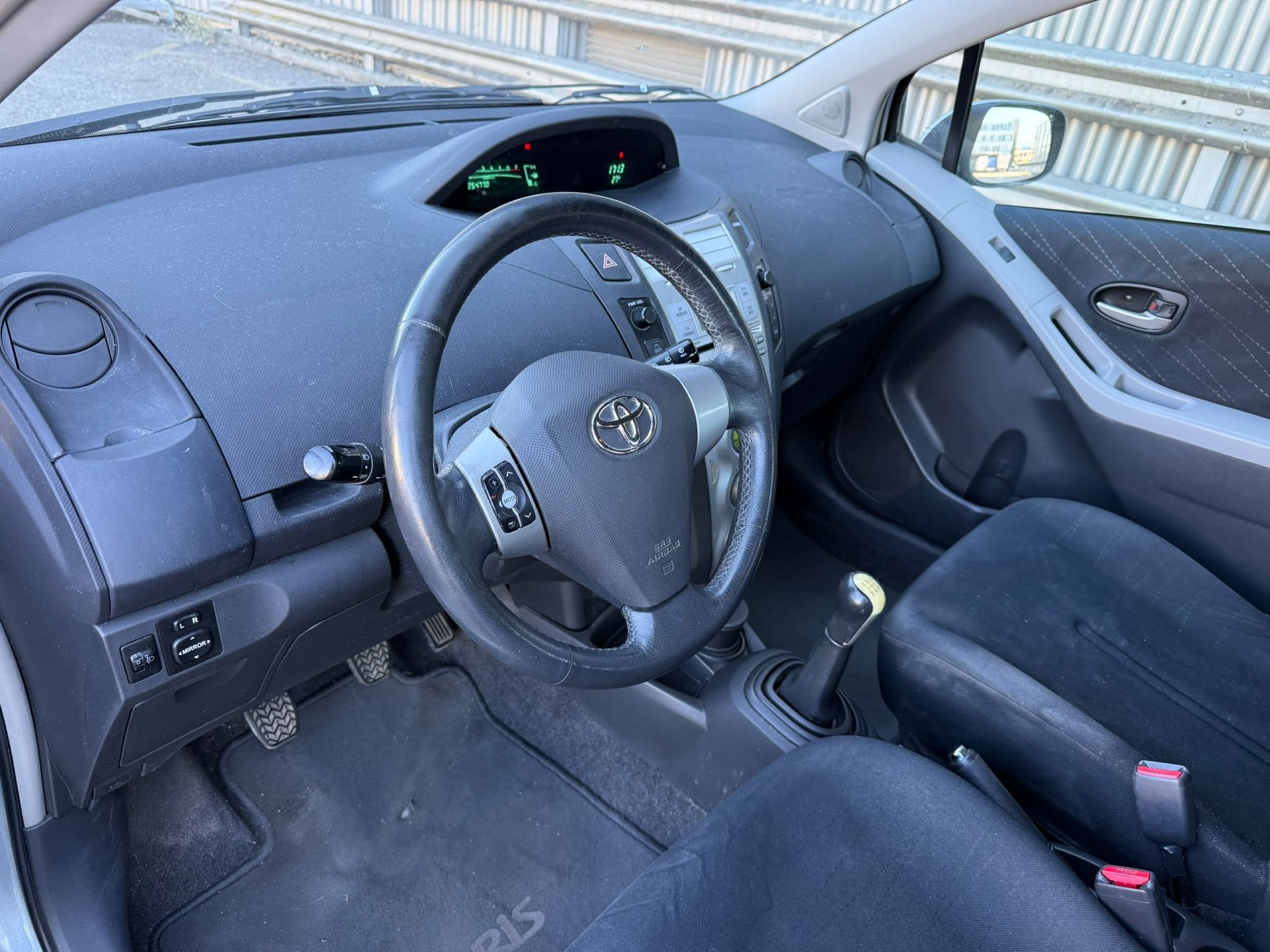 TOYOTA Yaris 1.3 Linea Sol-image-6