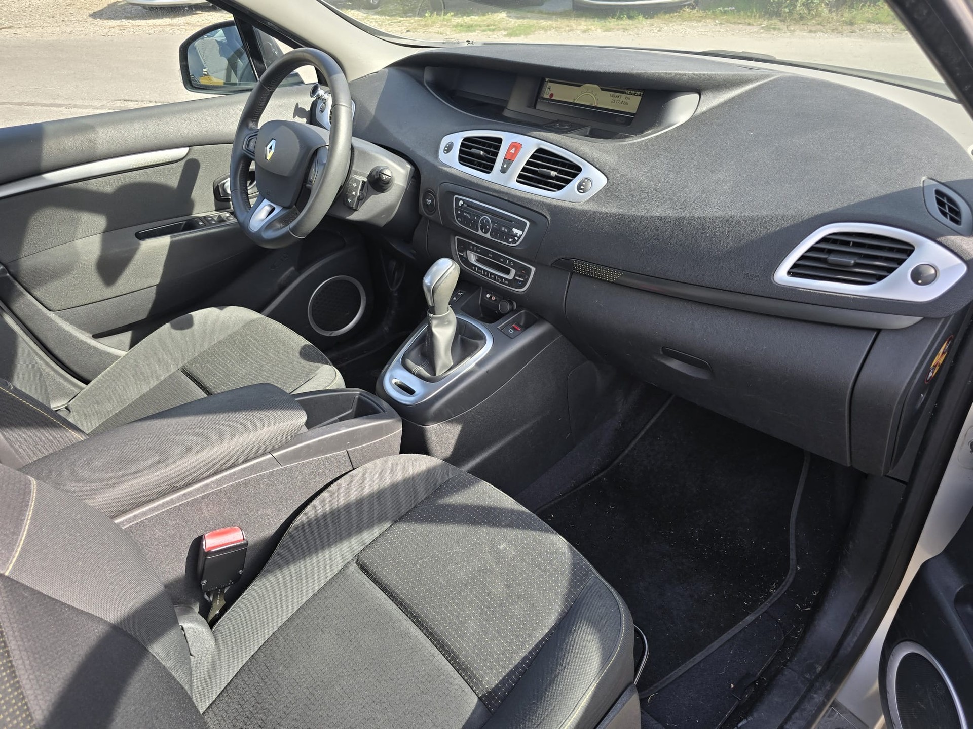 RENAULT Grand Scénic 2.0 16V Dynamique X-Tronic CVT-image-9