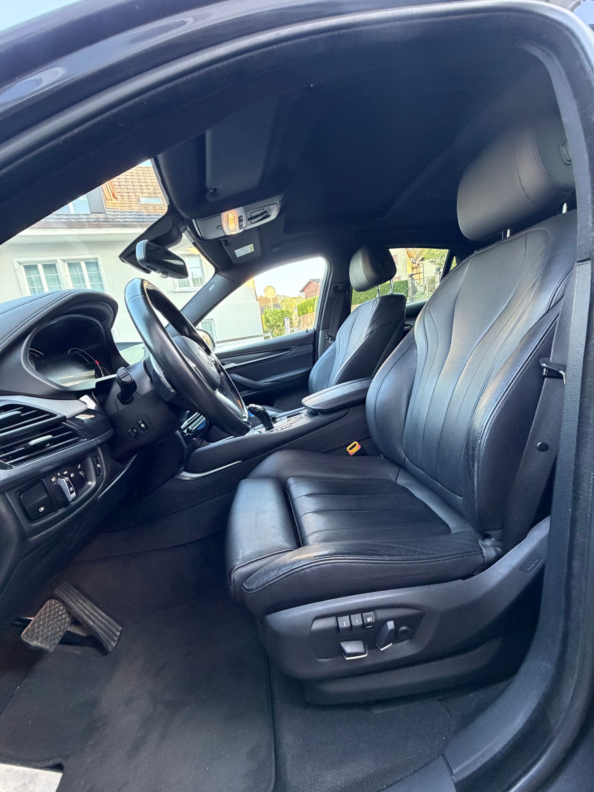 BMW X6 M50d Steptronic | NightVision | HeadUp | 360° Kamera | Frisch MFK | LEDER | M-Paket | AHK 3500kg | Glasdach-image-6
