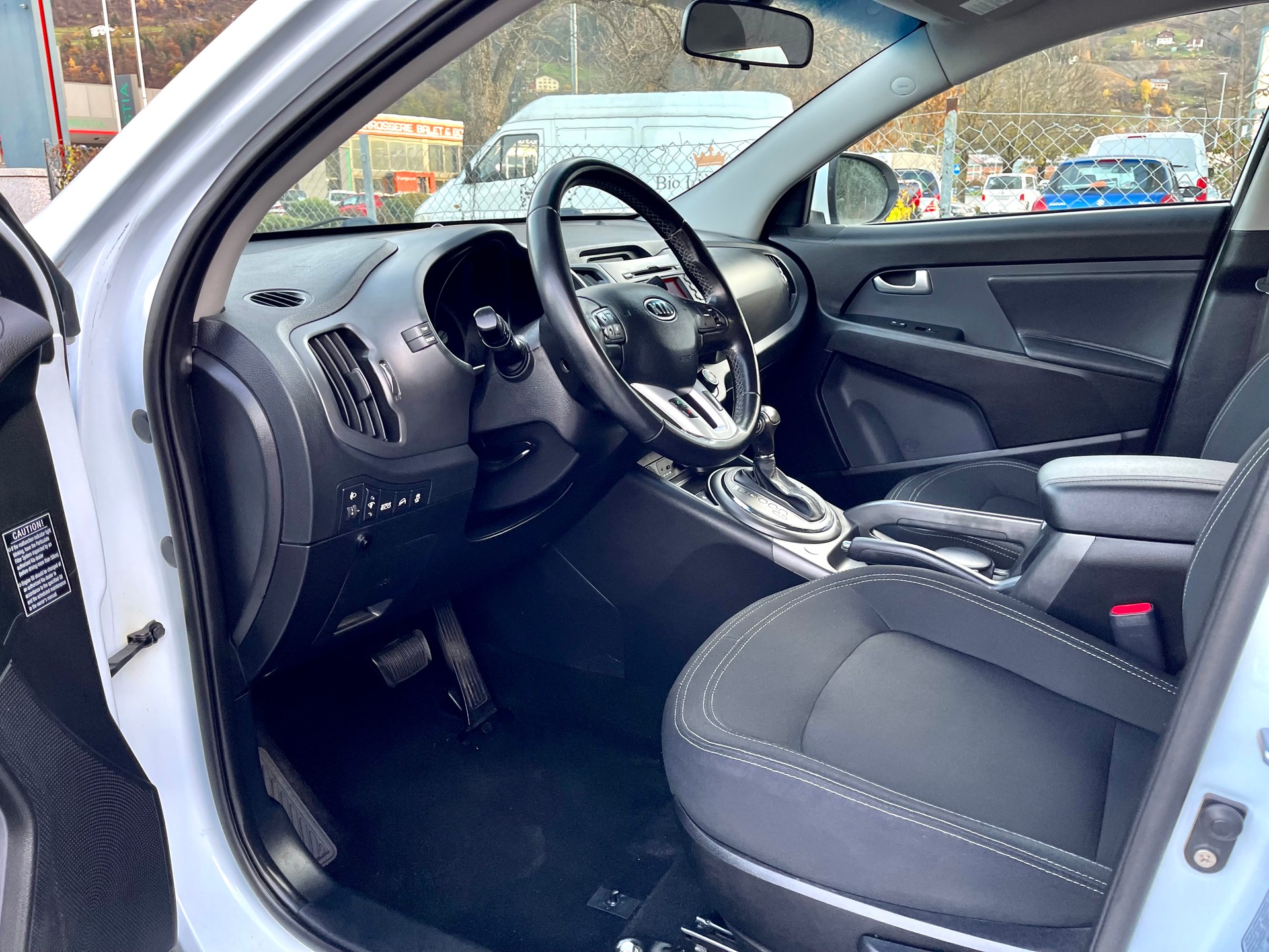 KIA Sportage 2.0 CRDi Style 4WD Automatic-image-3