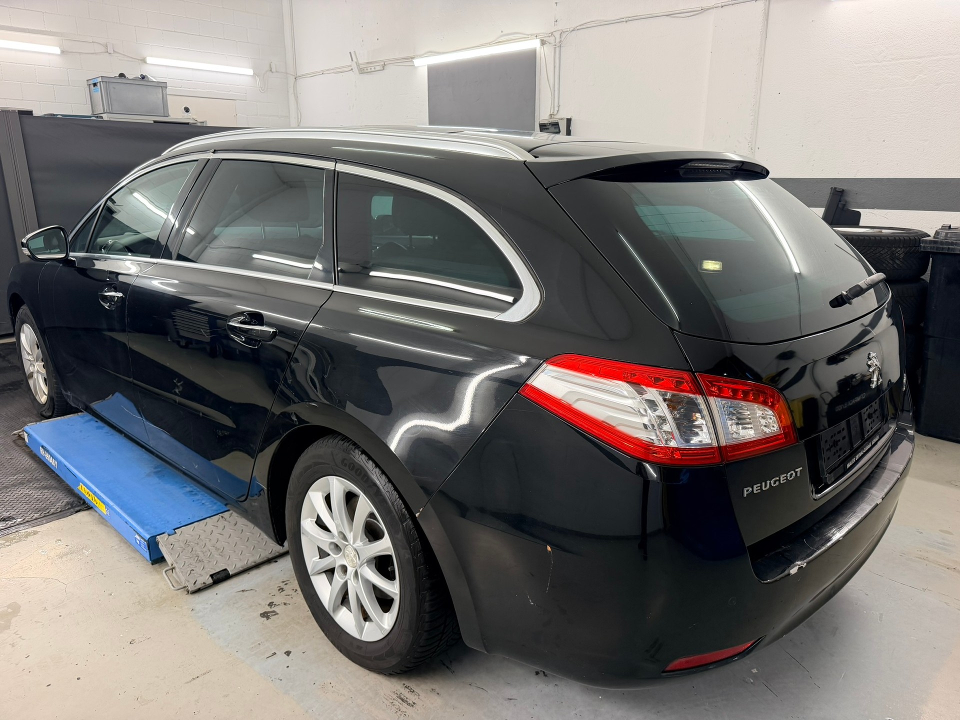 PEUGEOT 508 SW 2.0 HDI Business Automatic-image-5