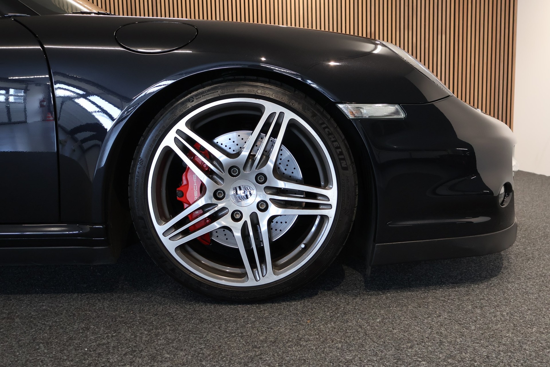 PORSCHE 911 Turbo-image-25