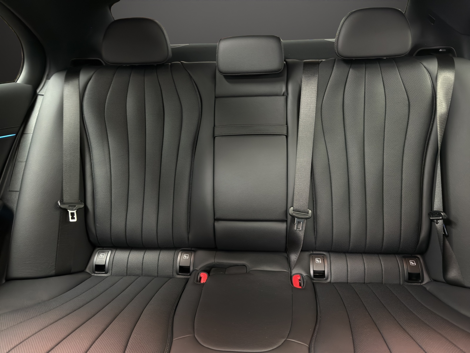 MERCEDES-BENZ E 220 d 4Matic 9G-Tronic-image-14