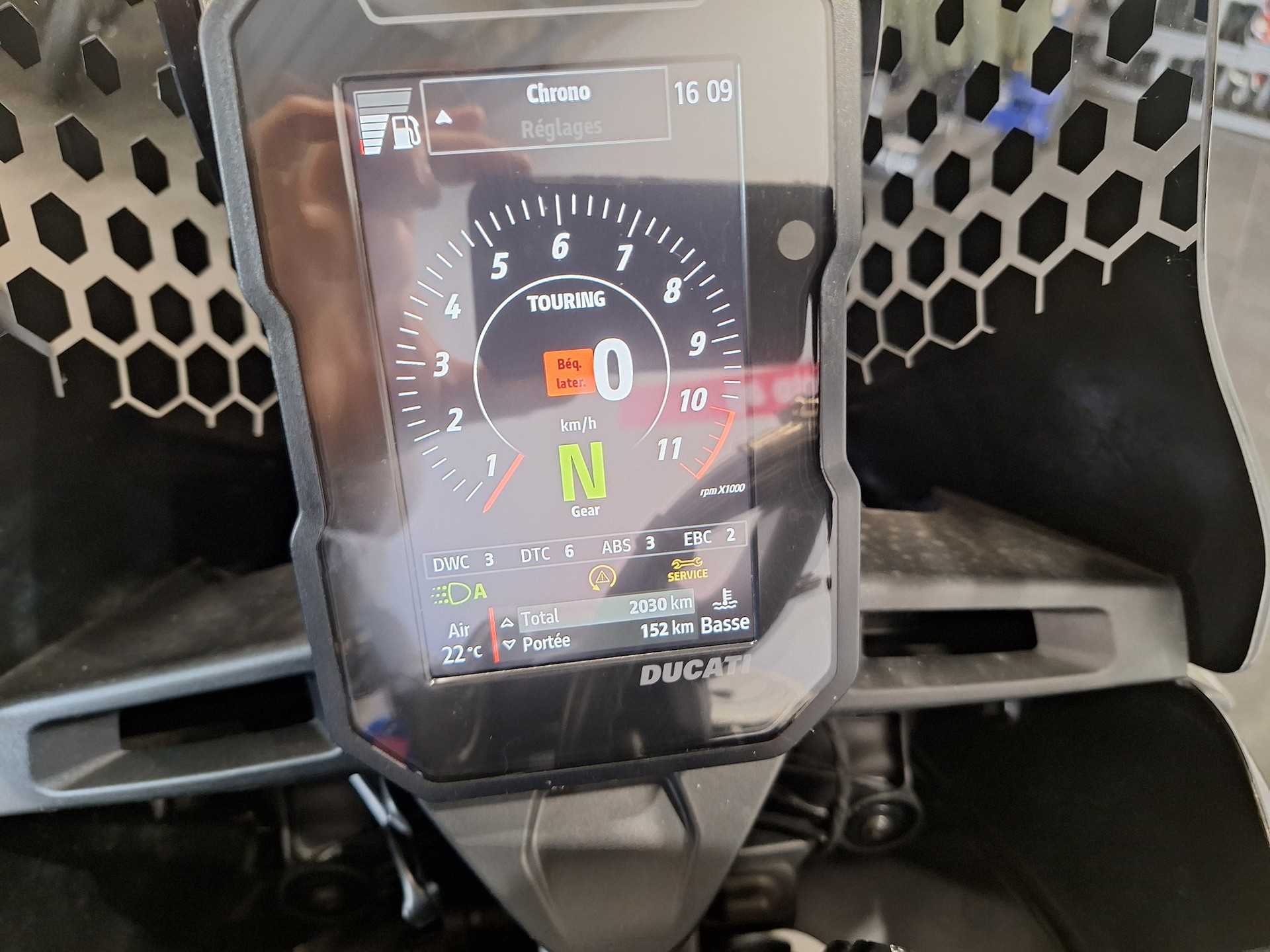 DUCATI Desert X Rally-showroom-element-1