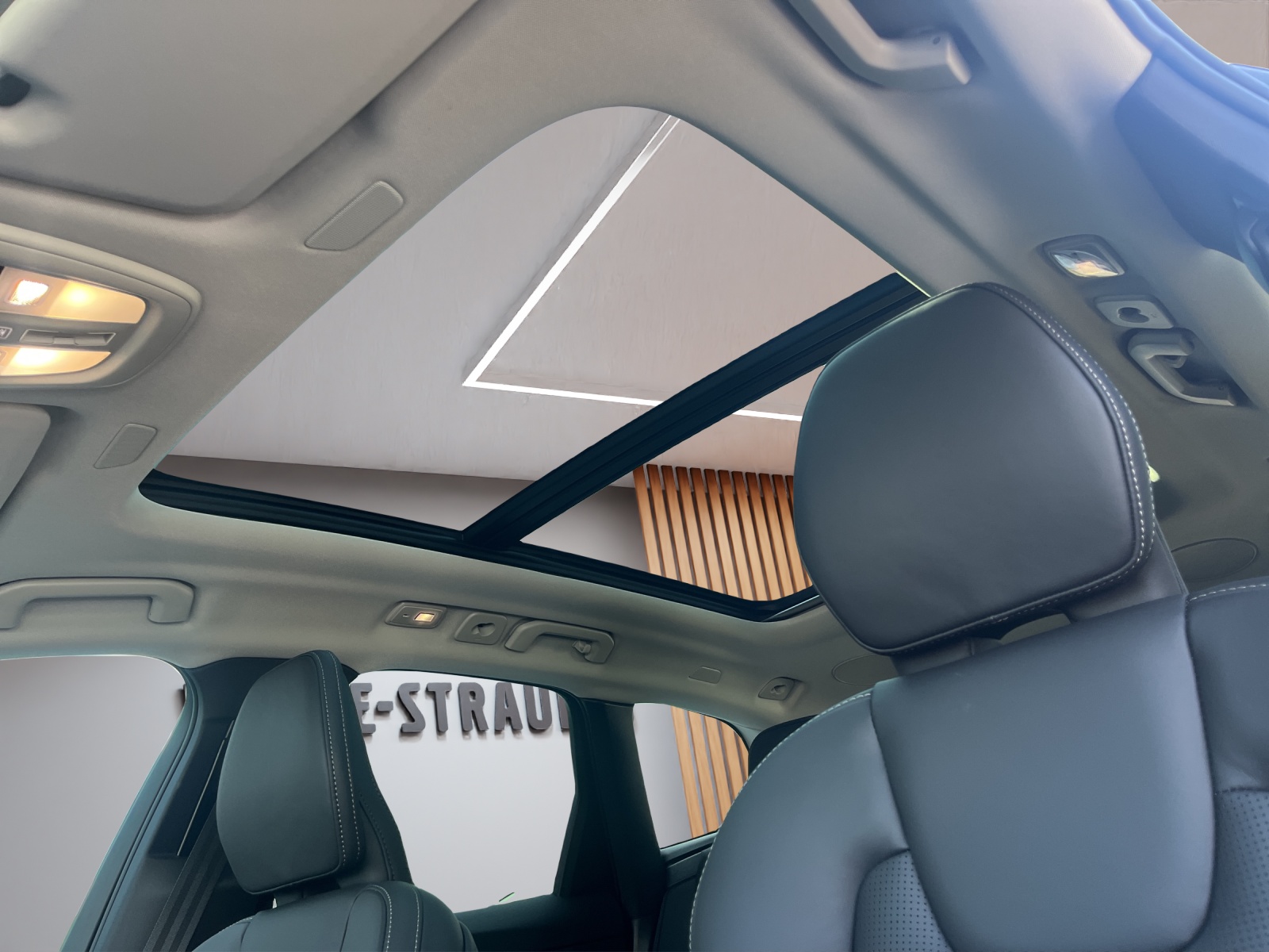VOLVO XC60 2.0 T6 TE Ultra Dark eAWD-image-16