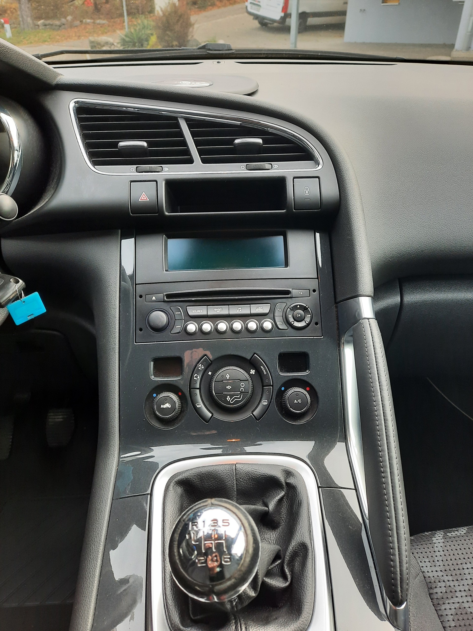 PEUGEOT 3008 1.6 16V T Swiss Edition-image-9