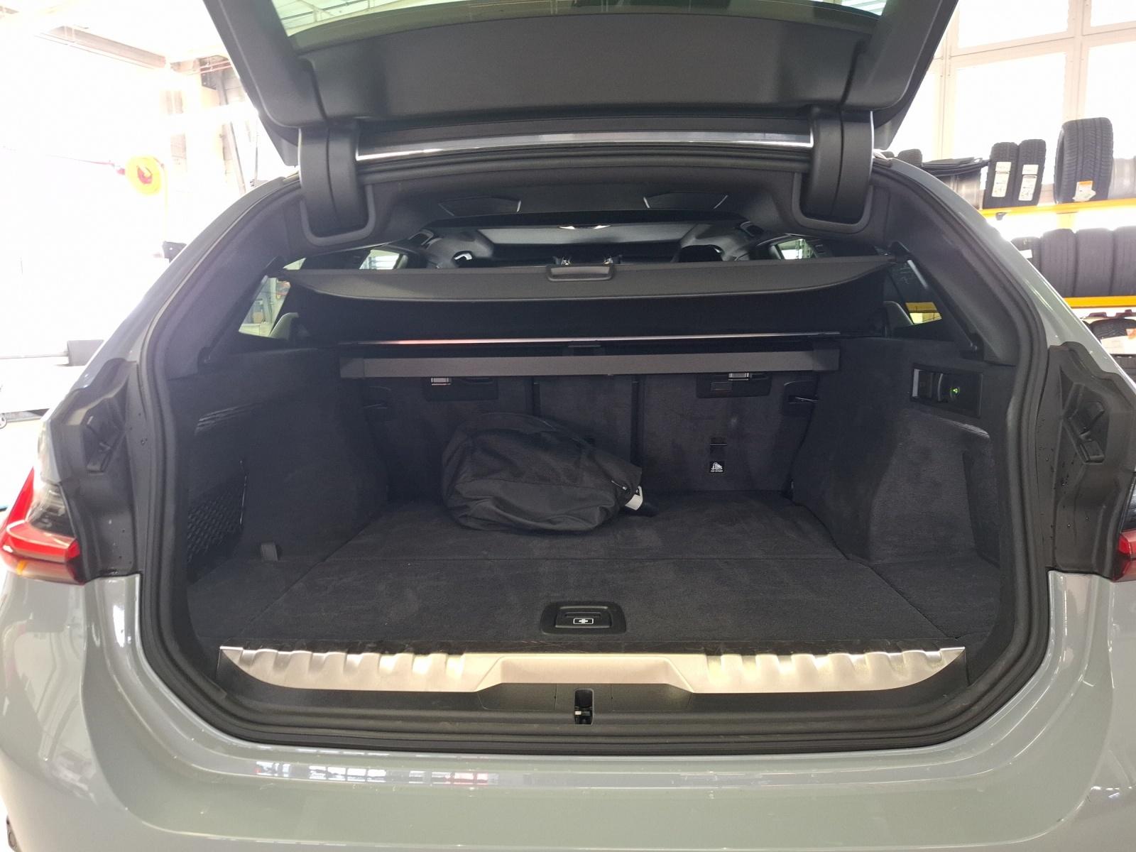 BMW 330e xDrive SAG Touring-image-14