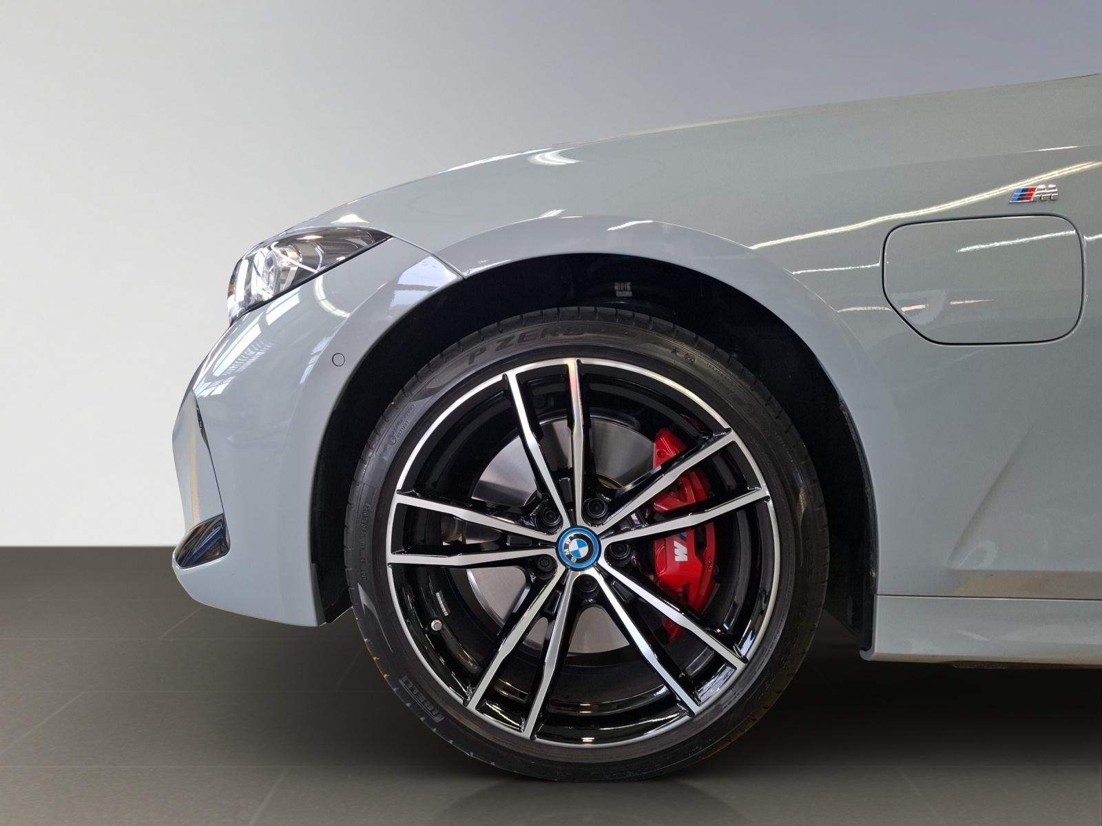 BMW 330e xDrive SAG Touring-image-2