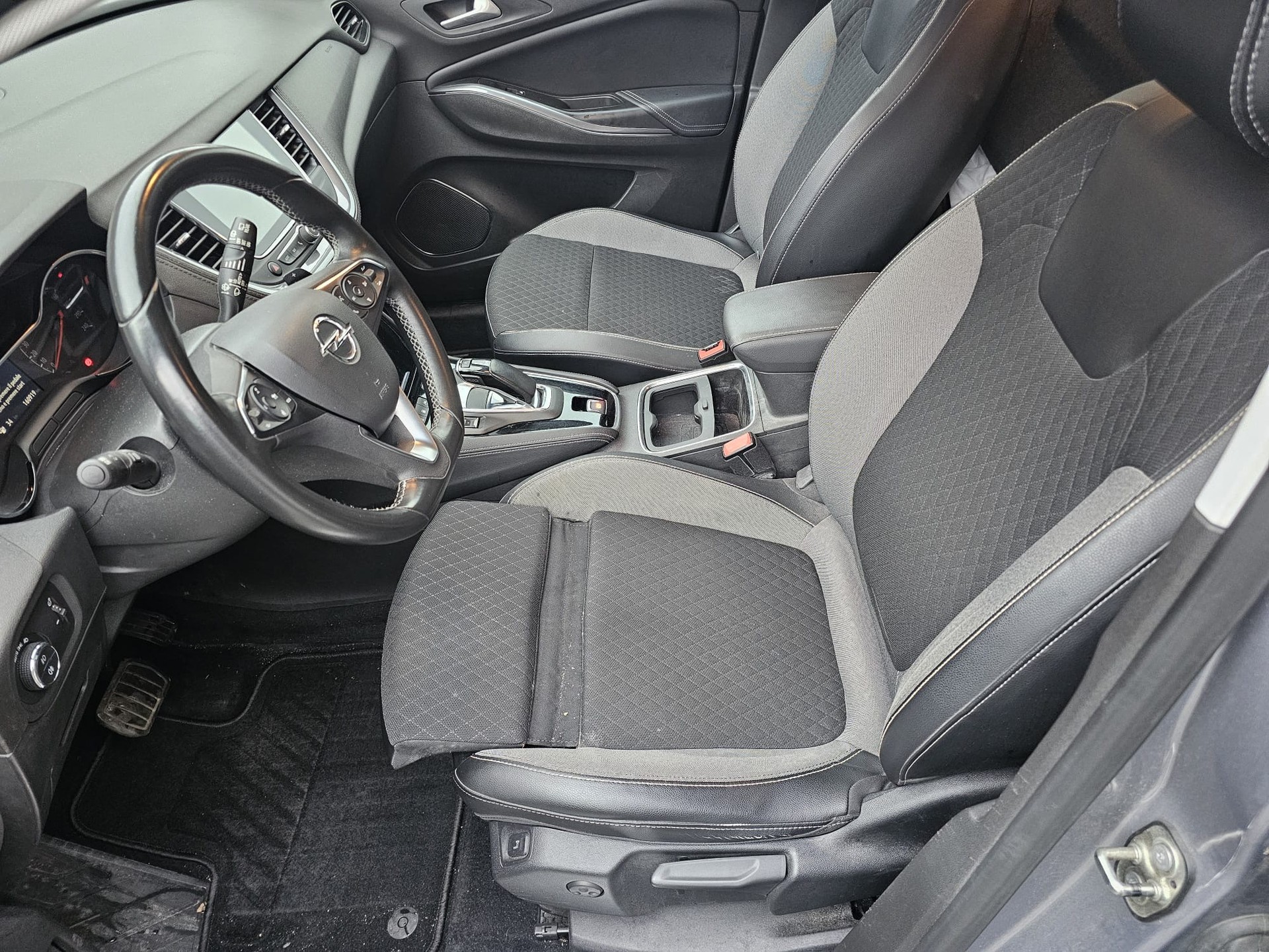 OPEL Grandland X 1.6 Hybrid4 Excellence Automatik-image-8