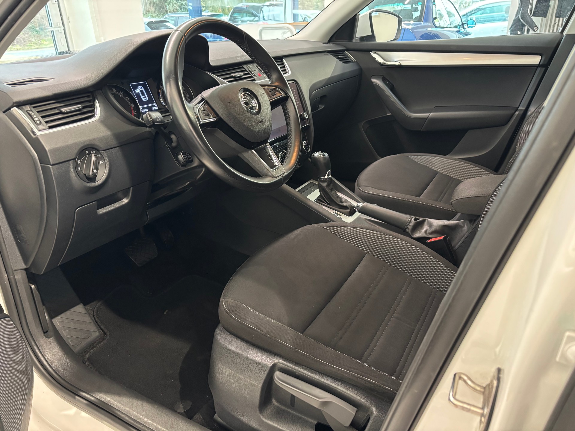 SKODA Octavia Combi 2.0 TDI Ambition DSG-image-9