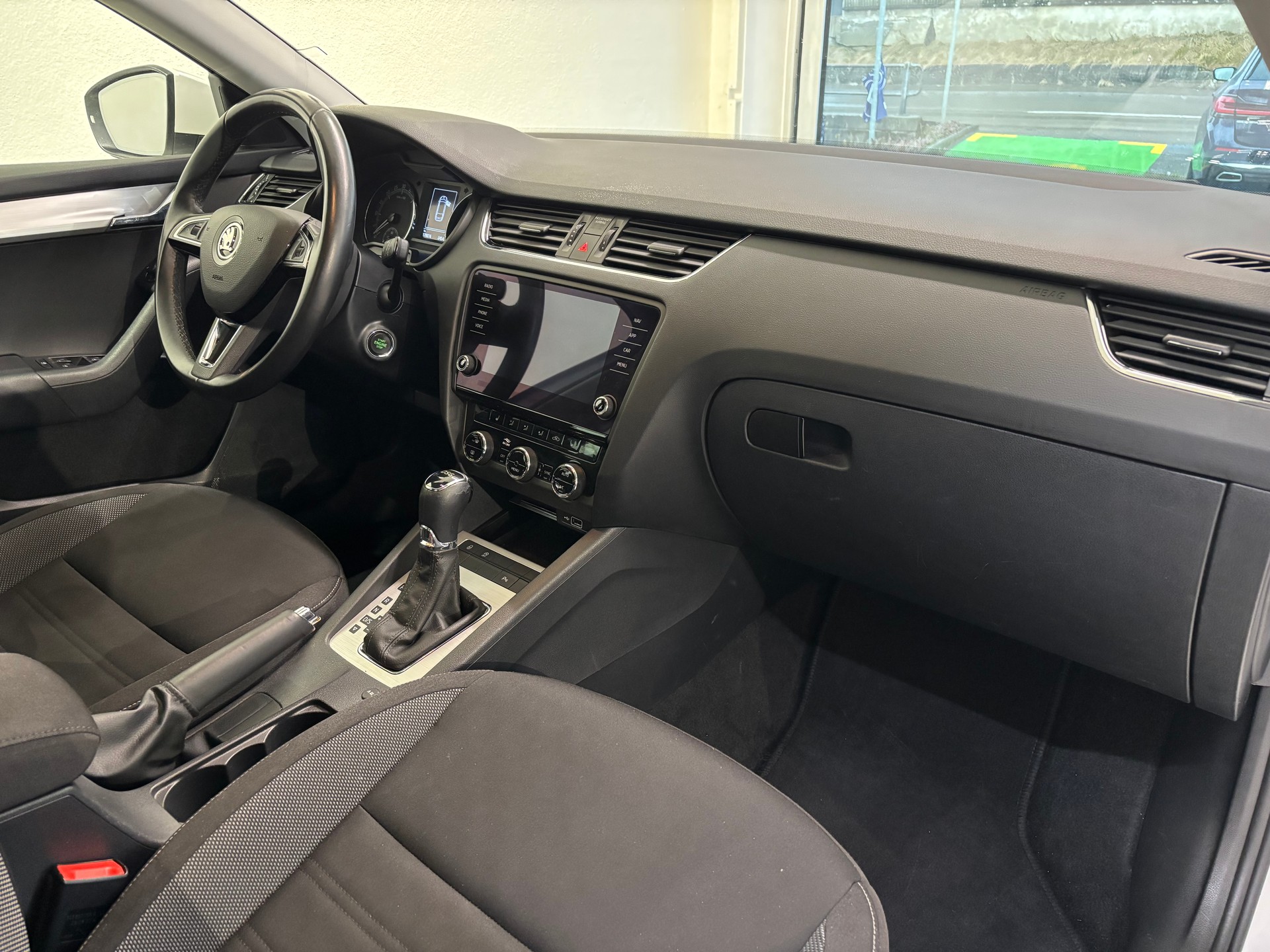 SKODA Octavia Combi 2.0 TDI Ambition DSG-image-8