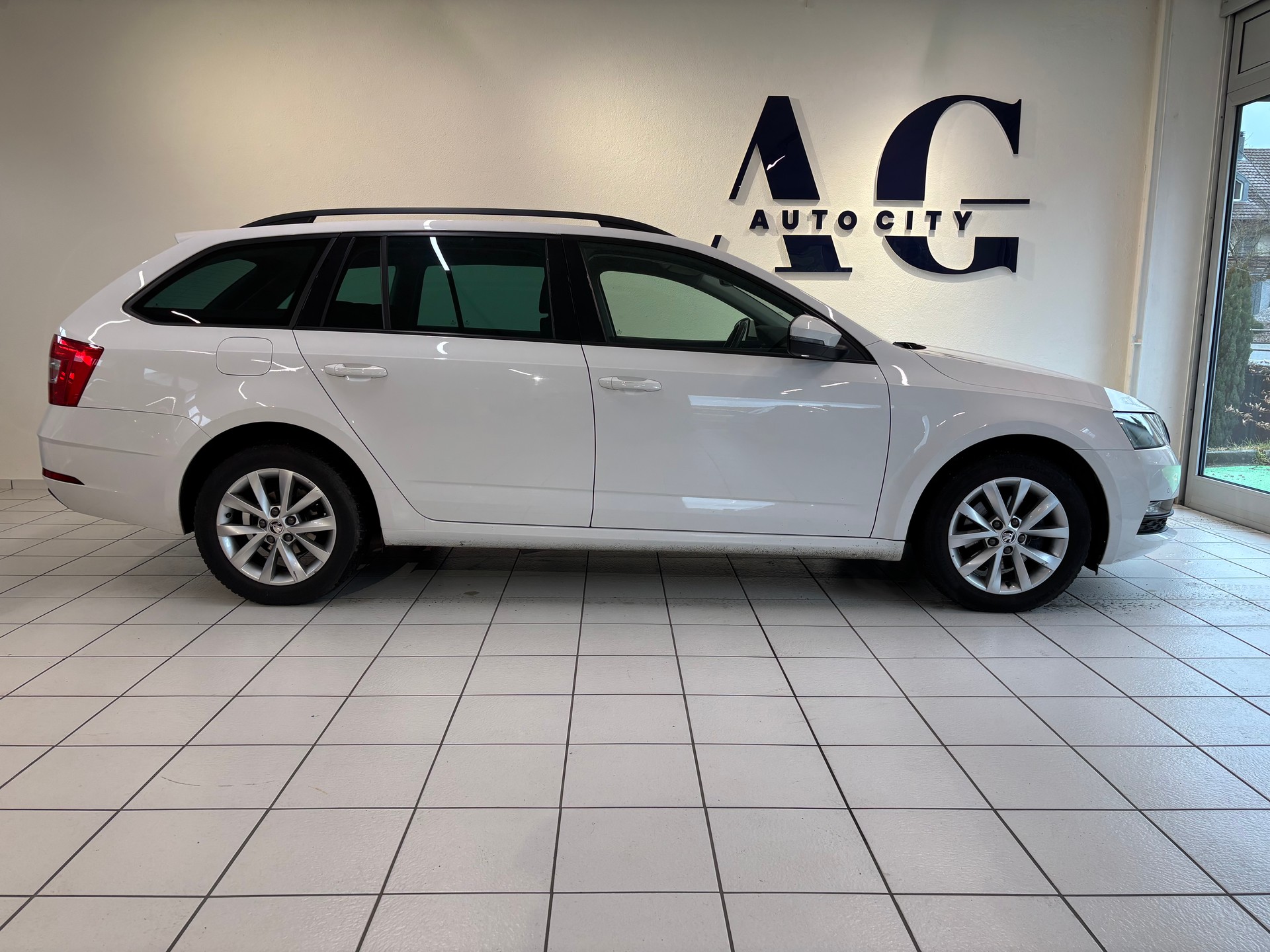 SKODA Octavia Combi 2.0 TDI Ambition DSG-image-2