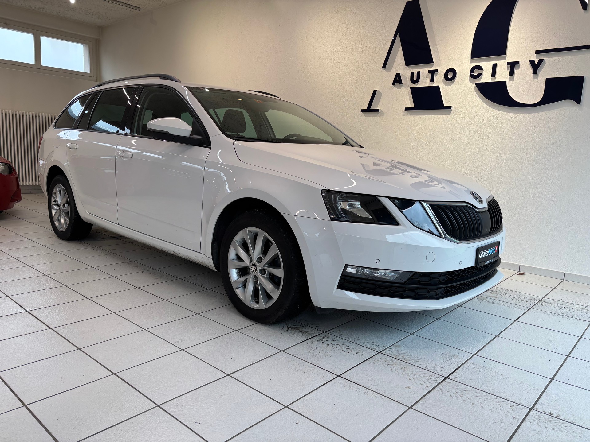 SKODA Octavia Combi 2.0 TDI Ambition DSG-image-0