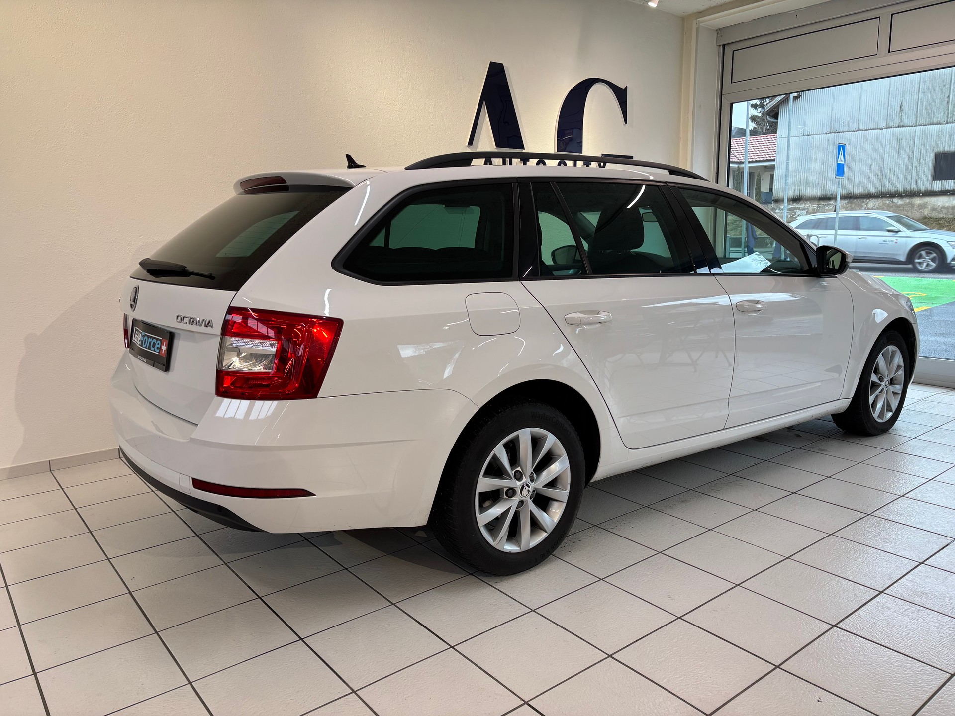 SKODA Octavia Combi 2.0 TDI Ambition DSG-image-1