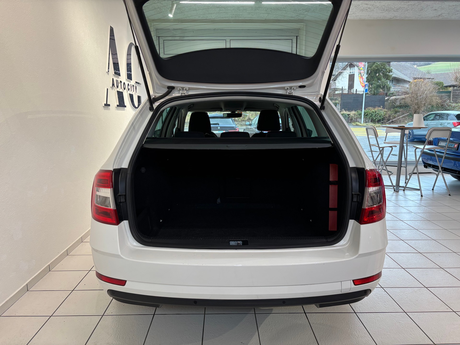 SKODA Octavia Combi 2.0 TDI Ambition DSG-image-6