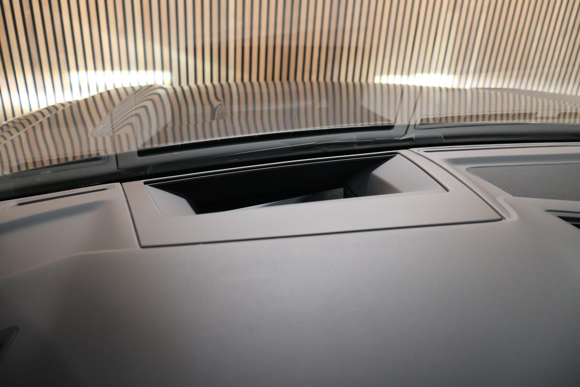 VW Touareg 3.0 TSI R-Line Tiptronic-image-28