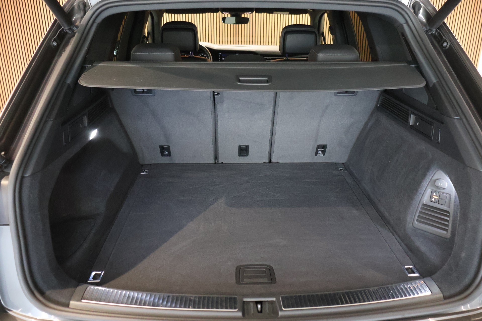 VW Touareg 3.0 TSI R-Line Tiptronic-image-12