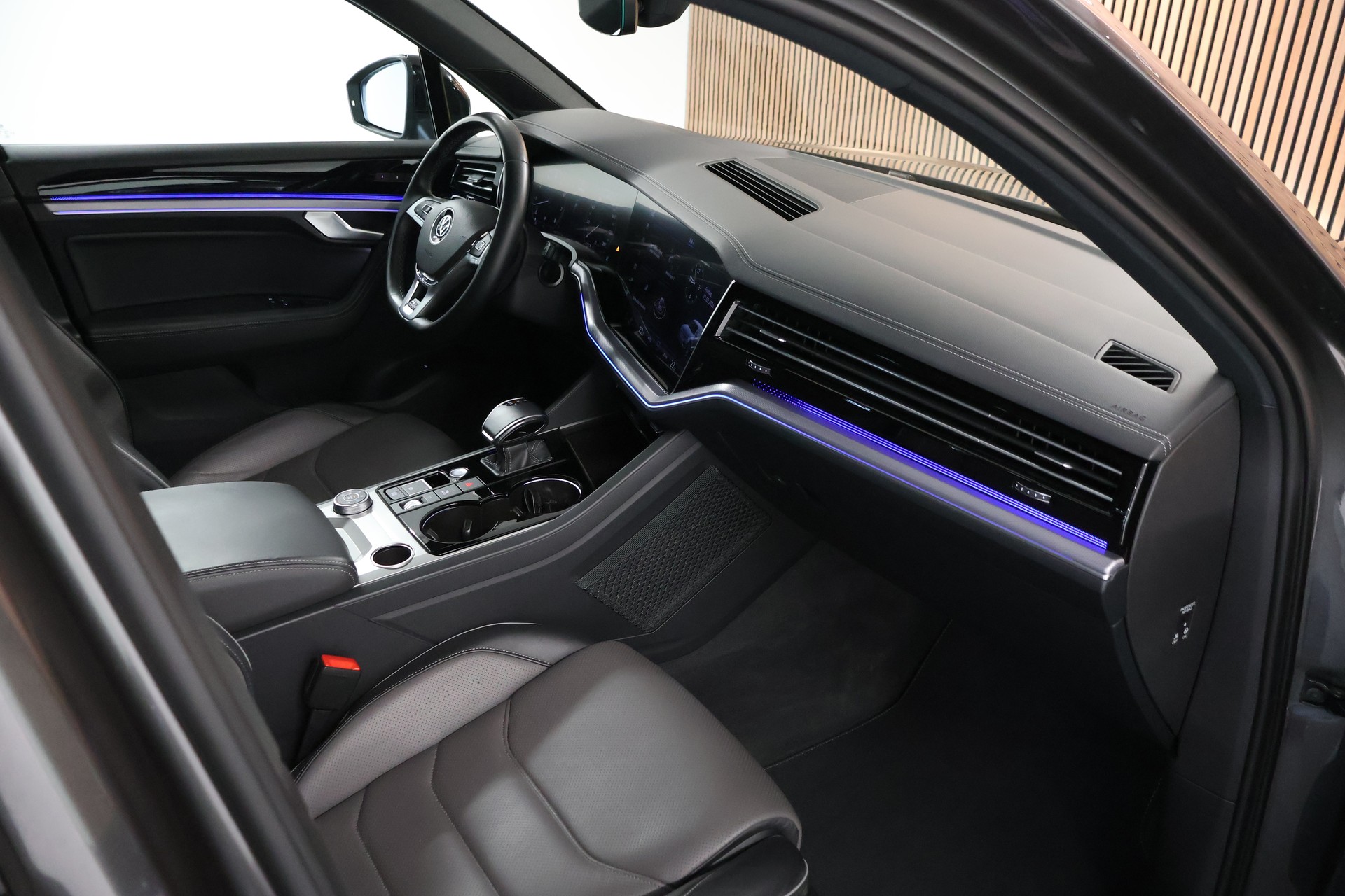 VW Touareg 3.0 TSI R-Line Tiptronic-image-14