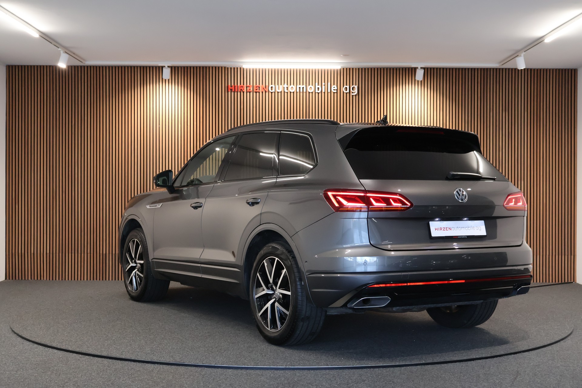 VW Touareg 3.0 TSI R-Line Tiptronic-image-2