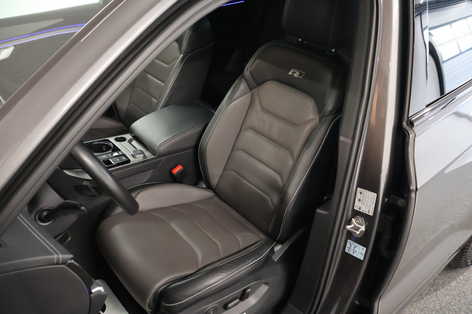 VW Touareg 3.0 TSI R-Line Tiptronic-image-10