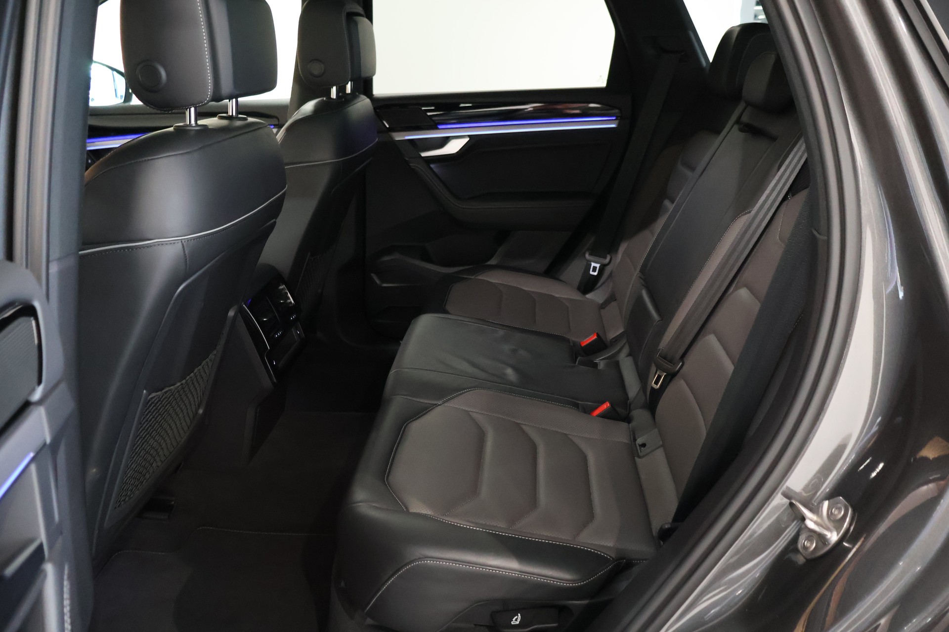 VW Touareg 3.0 TSI R-Line Tiptronic-image-11
