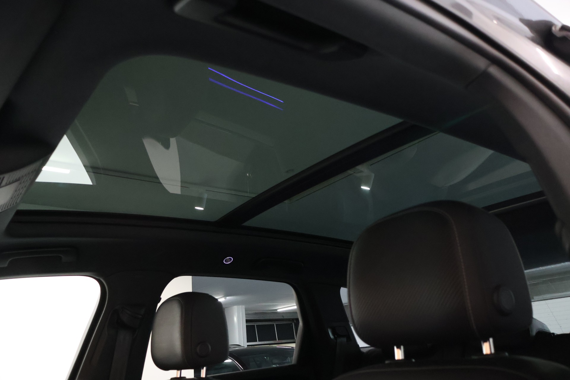 VW Touareg 3.0 TSI R-Line Tiptronic-image-18