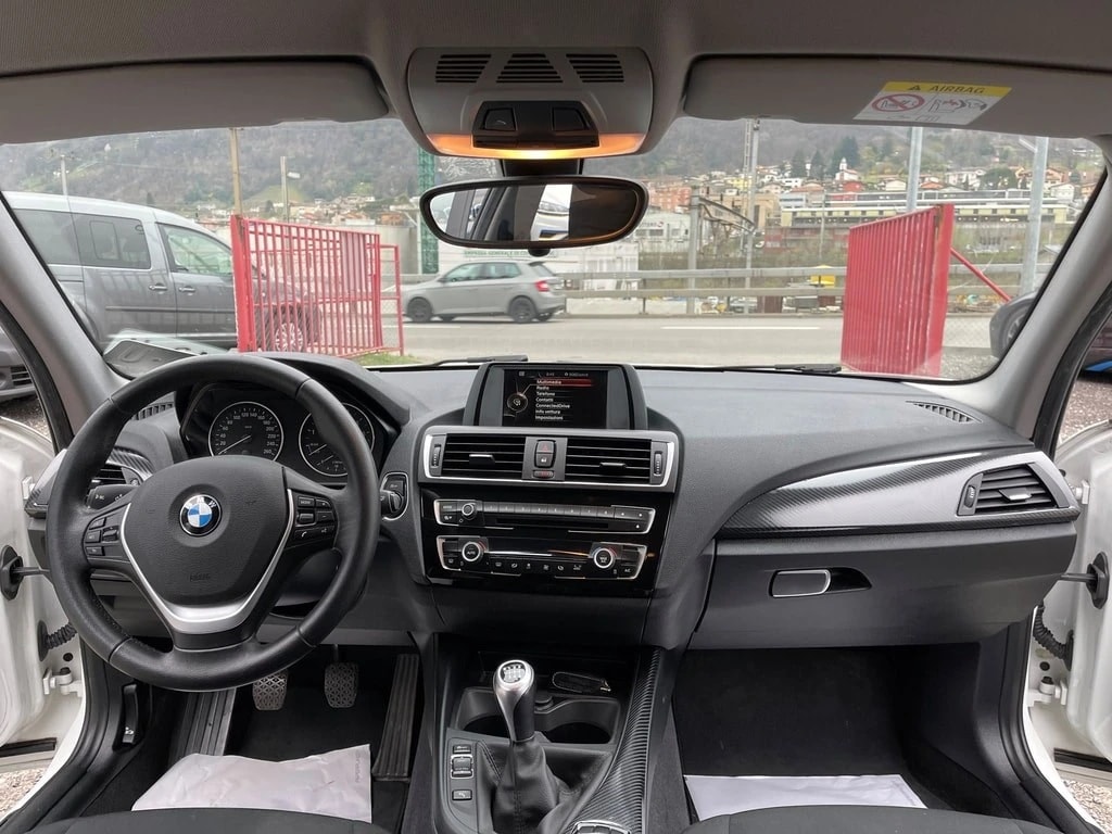 BMW 118i Sport Line-image-5