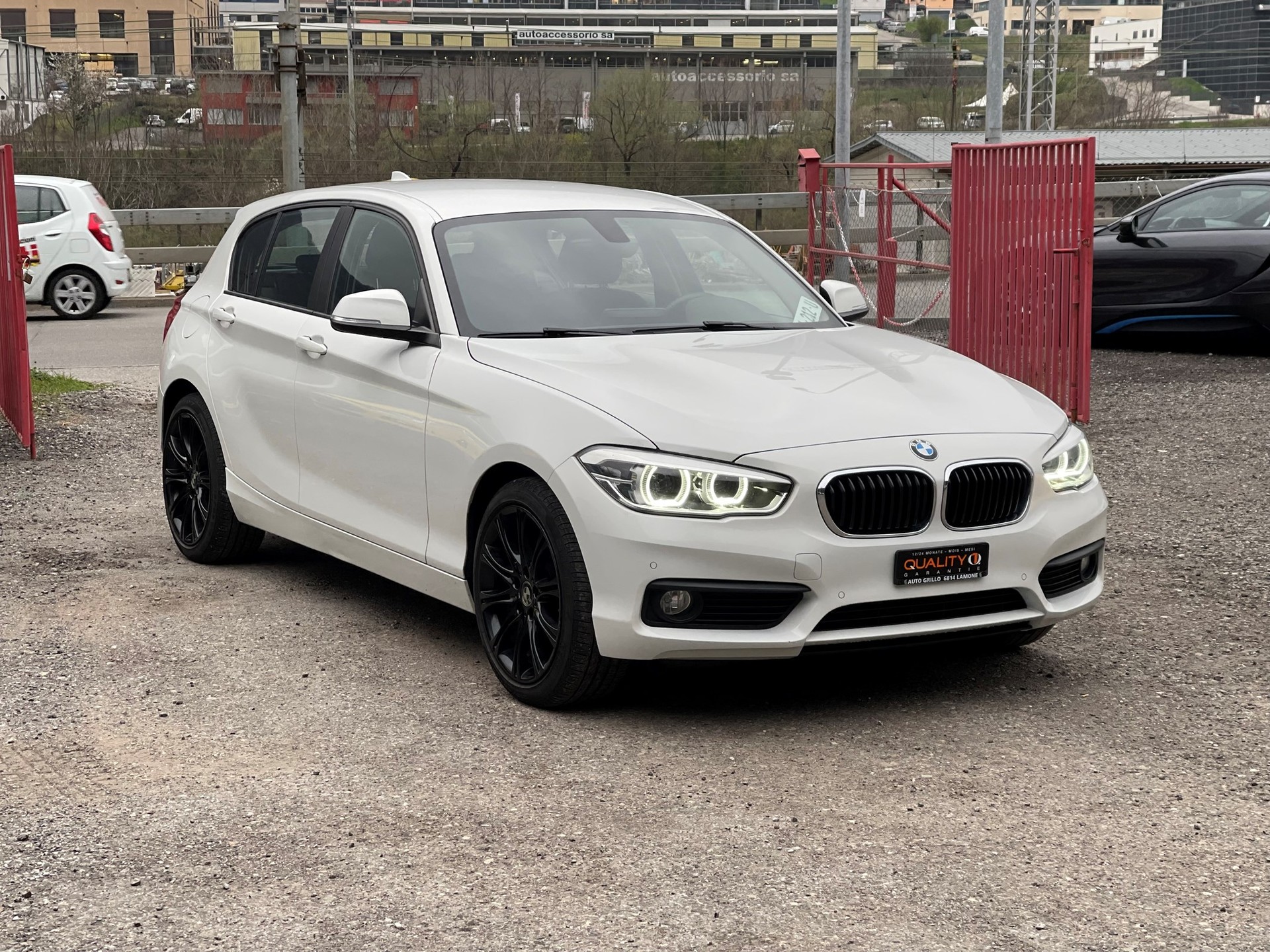 BMW 118i Sport Line-image-1