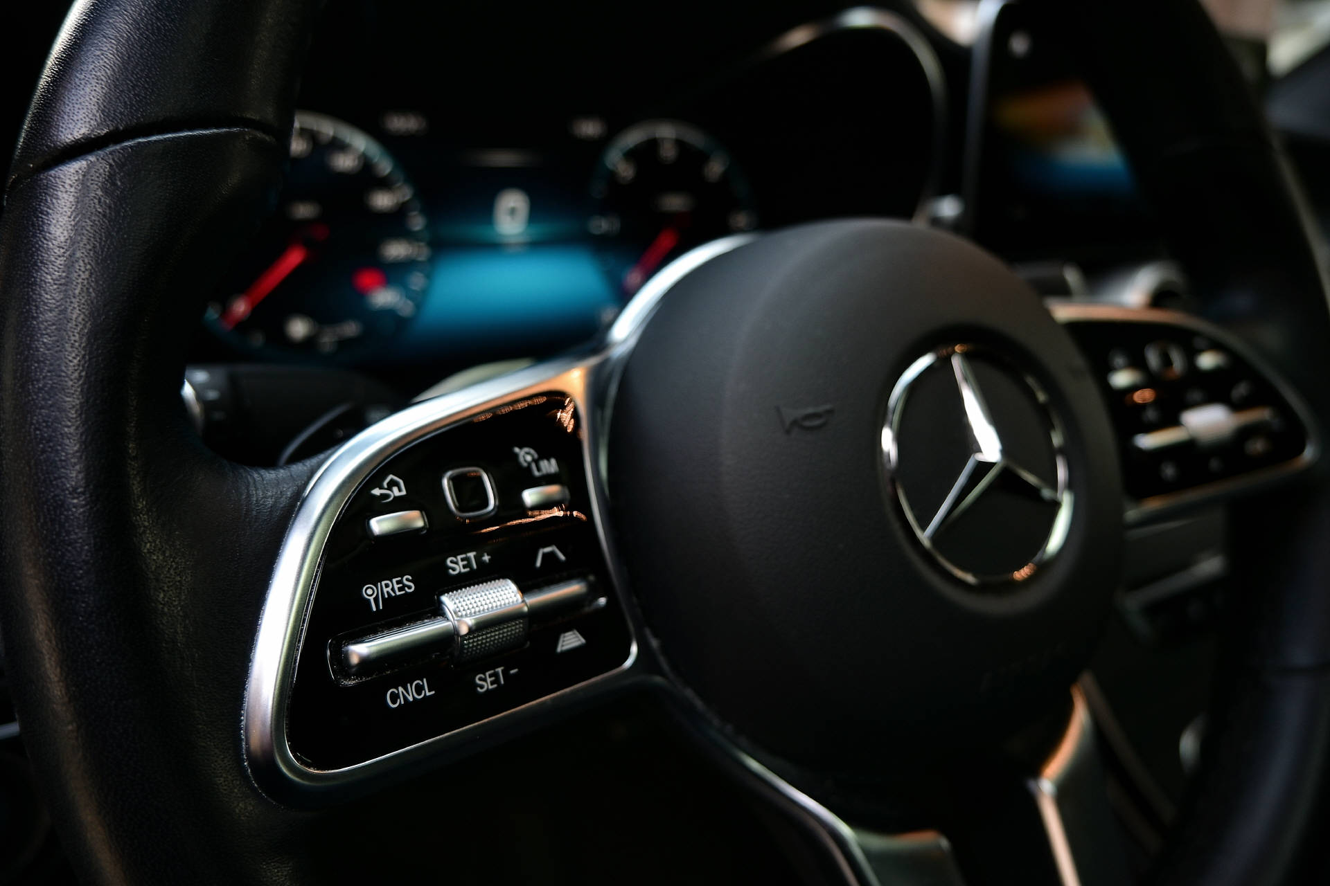 MERCEDES-BENZ GLC 300 d 4m Coupé AMG Line *AHK*LED*HUD*-image-14