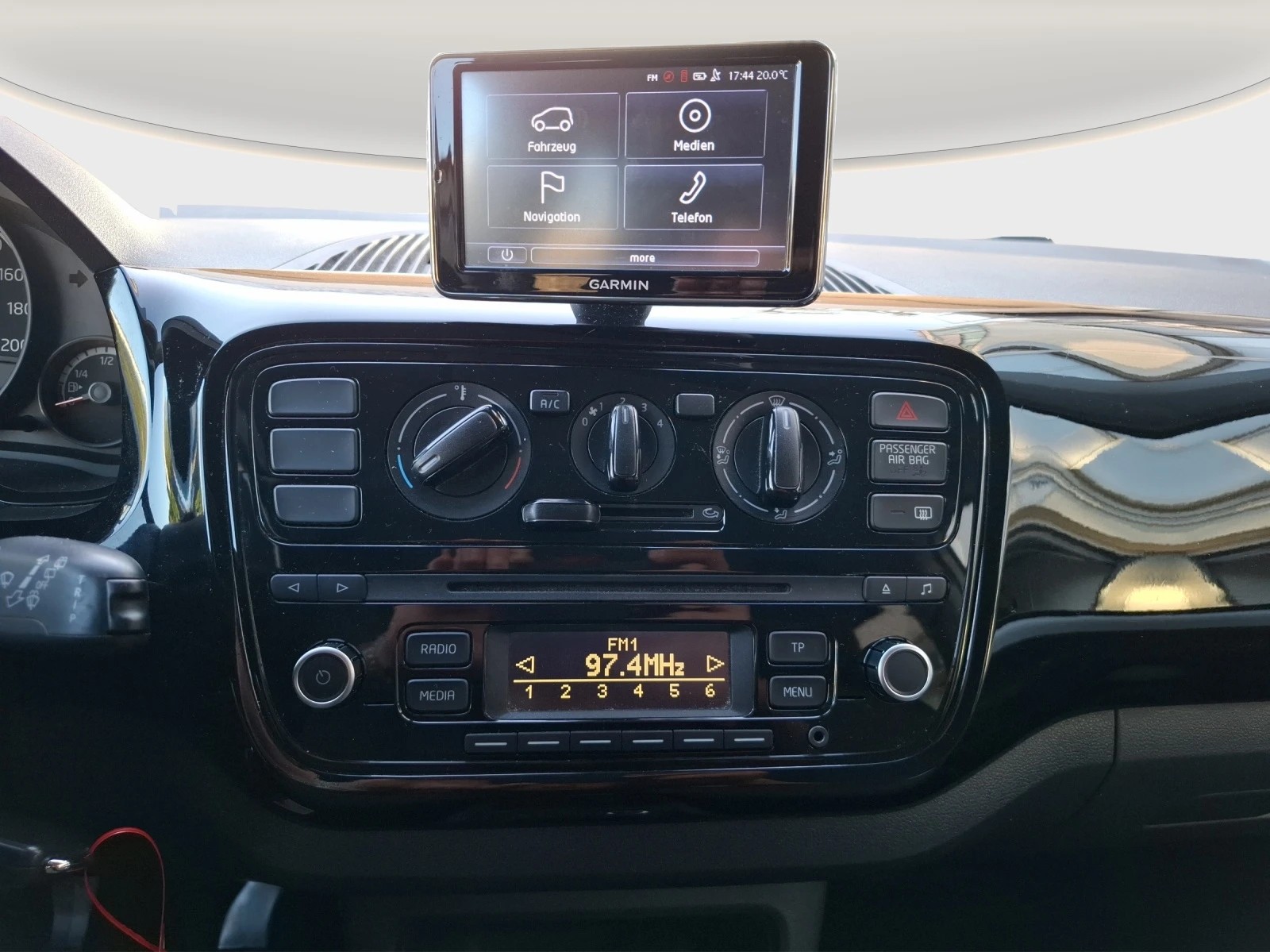 VW Up 1.0 swiss up mit Navi - Tempomat - Parksensoren....-image-10
